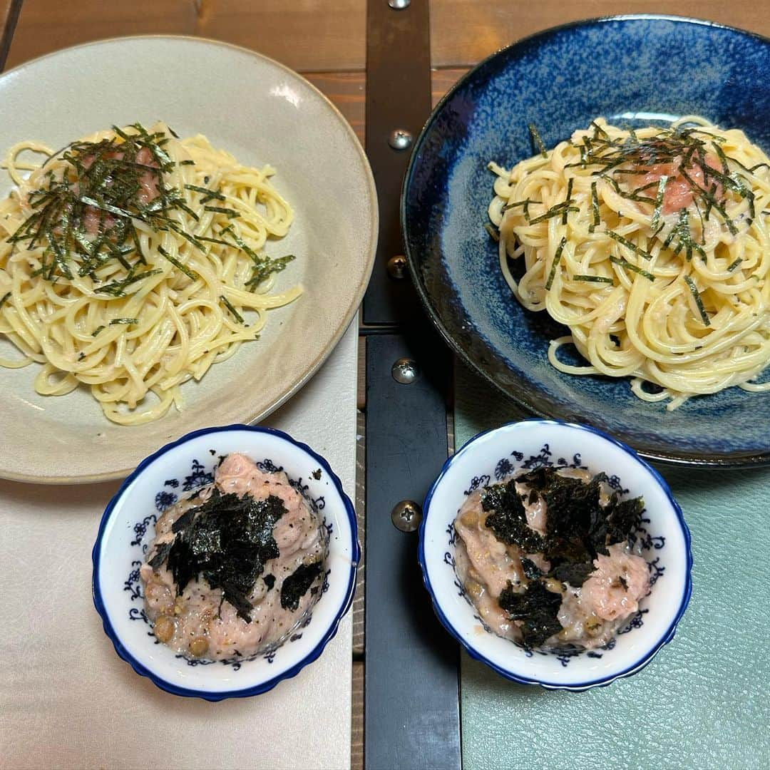 西山茉希さんのインスタグラム写真 - (西山茉希Instagram)「冷蔵庫にいてくれたのは、 タラコスパの素と賞味期限の過ぎたビヨンド豆腐。 納豆と豆乳。  冷凍庫にいてくれたのは、 ネギトロパックと寒干大根の混ぜご飯。  #西山食堂 #タラコ豆乳スパ #ウニ豆腐と豆乳でリゾット #ネギトロ納豆 #ババからのぬか漬け  チビーズにパスタを。 母さんにリゾットを。 学校へ向けての切り替えを。  保育園時代より気合いがいる休日のオワリ。 今週全部4時間だって😵‍💫 喜ぶ子供とひきつる大人のスタートライン🚩」11月28日 8時35分 - maki.nshiyama50