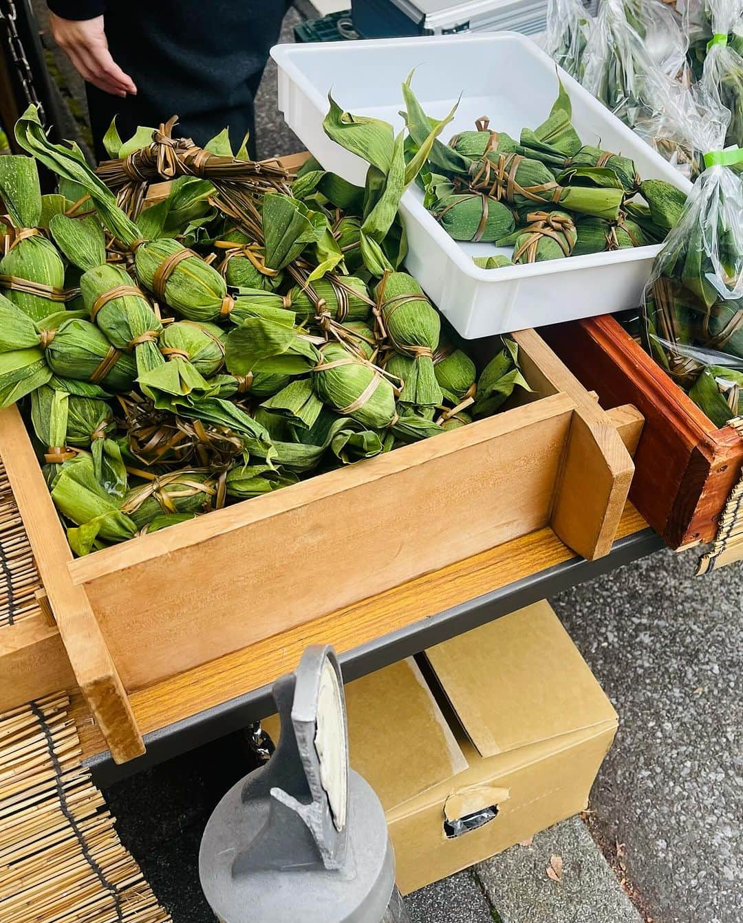 Areum Jungさんのインスタグラム写真 - (Areum JungInstagram)「Beside Komagome station 🇯🇵cute Market ❤️  화장 안 하고 맞이하는 아침은 즐겁다. 고마고메역 옆에 장섰음!!   채소도 귀엽고 ❤️핑크색 옷입은 할아버지들이 스태프😎  미니 당고 구입💪🏼먹는 것은 너희가 먹어라~~~ㅋㅋㅋ  #tokyo #일본여행」11月28日 8時35分 - areumjung