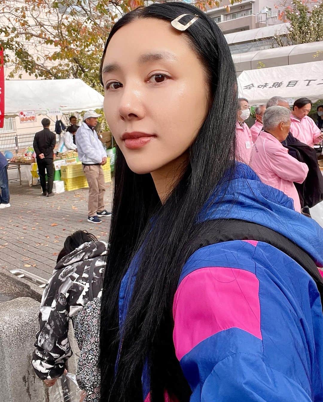 Areum Jungのインスタグラム：「Beside Komagome station 🇯🇵cute Market ❤️  화장 안 하고 맞이하는 아침은 즐겁다. 고마고메역 옆에 장섰음!!   채소도 귀엽고 ❤️핑크색 옷입은 할아버지들이 스태프😎  미니 당고 구입💪🏼먹는 것은 너희가 먹어라~~~ㅋㅋㅋ  #tokyo #일본여행」
