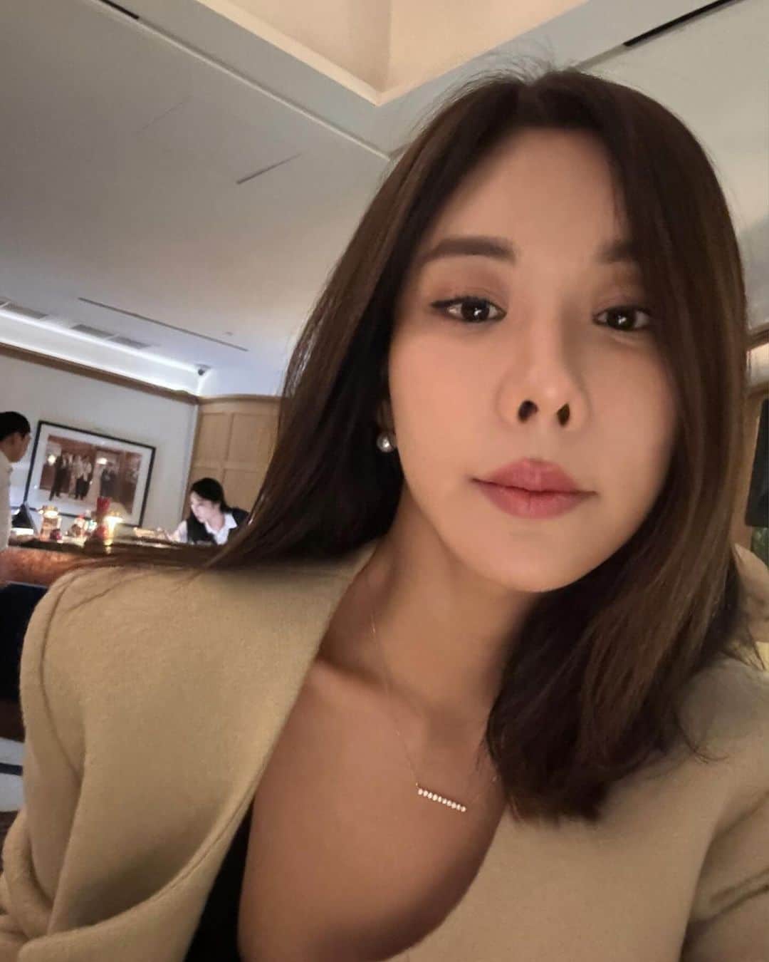 キム・ジュニのインスタグラム：「여러분들의 의견으로 탄생한  어버브 시그니티 네클레스를 드디어 소개해요! 지난 제 인스타 공지채널에서 처음 선보여 드린후 엄청난 문의로 많이 기다리셨던 그제품! 처음 제작 당시 조금 큰 사이즈의 원석보다 여러분의 의견에 따라 잔잔하고  여리여리한 느낌으로 수정되었는데 훨씬 더 예쁘다고 칭찬해 주셔서 너무 좋아요 :)  제 인스타 보시면 아시겠지만 어떠한 스타일에도 멋스럽게 잘 어울리죠!  잔잔한 10개의 시그니티 원석이 반짝반짝 너무 예쁜 빛을 내며 여리여리한 느낌이 너무 사랑스러워요!  < 시그니티 란? > 가장 높은 등급의 준보석류인 시그니티는 다이아몬드 대용으로 쓰이는 인공 스톤으로 육안으로 봤을 때 반짝거림이나 컬러는 물론 다이아몬드의 컷팅방식과 동일한 58면 커팅을 구현하여 모양 또한 다이아몬드와 아주 흡사합니다. 결혼식 예물로 많이 찾는 목걸이나 반지에 메인스톤을 보조하는 스톤으로도 많이 사용하는 다이아몬드의 고비용이 부담되었던 분들께 추천드리는 원석이에요  우리 시그니티 네클레스는요 14k로즈골드 컬러로 제작되었구요 목걸이로 가장많이 사용되는 두께의 체인줄로  아주 여성스럽고 피부톤에 상관없이 누구나 잘 어울려요.   'Simple is the best'라는 말이 딱 잘어울리는 군더더기 없이 깔끔한 디자인으로 소중한 분 혹은 자기 자신에게 소중하고 값진 선물이 될 수 있어서 정말 추천드리고 싶은 녀석이에요!  전체길이는 42cm로 40cm, 38cm에 O링이 있어  기분에 따라 짧게 혹은 길게 연출하실수 있답니다.   예쁜 포장 박스에 담겨 배송되니 소중한 분께 선물로도 너무 좋겠죠!  기본적인 고급스러움을 놓치지 않은  이번 시즌 어버브의 시그니티 네클레스! 홀리데이 시즌 반짝반짝 주인공이 되어보세요 :) 크리스마스전에 받아보실수 있도록 만들어보내드릴께요♥️  - 14K 로즈골드 / 시그니티  - 알 사이즈: 2.25mm - 전체길이: 42cm - 중간 O링까지의 길이: 40cm, 38cm - 중량: 1.9g ~ 2.2g (오차범위+-10%) - 함량: 14K  - 제조사: 대한민국 - 품질보증기간: 1년  오늘 저녁에 자세히 소개드리기 위해 라이브 켜볼께요! 저녁드시고 9시쯤에 만나요!  오픈은 내일 수요일 오전11시 고퀄리티 핸드메이드 제품으로 한정수량 오픈입니다!  #어버브 #시그니티네클레스」