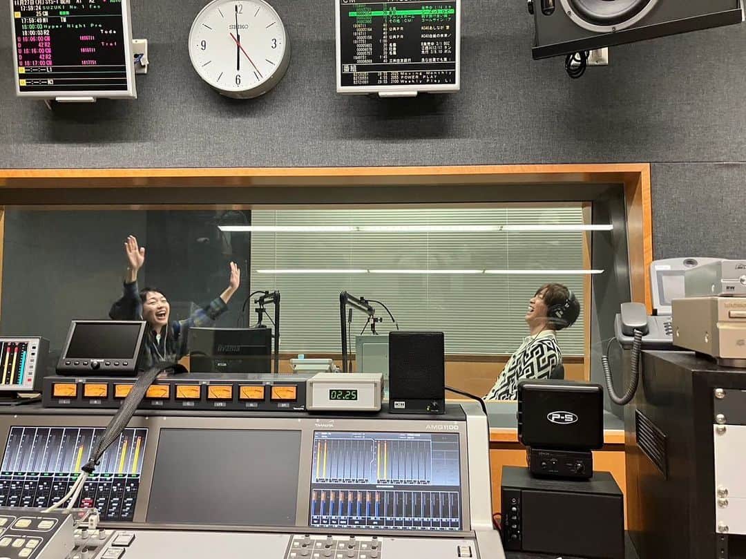 たけるさんのインスタグラム写真 - (たけるInstagram)「帰福して最初の仕事はfun time radio📻・ ・ 来月分の収録をしているのですが、プレゼント商品の試食ありました🤩・ ・ 宮崎の銘菓、アレです🍓🌰🧀・ ・ そして画像二枚目、小雪ちゃんは一体何をそんなに喜んでいるのでしょうか？オンエアにて是非🤩笑・ ・ ・ いつも沢山のメッセージありがとうございます。収録につき、しかも僕らが喋りすぎにつき、なかなか全部のメッセージをリアルタイムで紹介できずにいるのですが、タイムラグはありますが必ずどこかで読ませて頂きます。・ ・ これからもじゃんじゃん下さーーーーい‼️・ ・ ・ 今週のオンエアもお楽しみに。・ ・ 詳しい内容は @funtime_radio にて👍・ ・ ・ ＊＊＊＊＊＊＊＊＊＊＊＊＊ ・ 📻お知らせ✨・ ・ 4月から、エフエム福岡にて小雪ちゃんとパーソナリティをさせて頂くことになりました🙌・ ・ ディアウーマンpresents 『fun time radio』。九州の皆様と週末を楽しく過ごせるような素敵な話題をお届けする新番組です✨・ ・ なんと九州6局ネット‼️・ ・ エフエム鹿児島 (金)11:30 エフエム福岡 (金)12:00 エフエム長崎 (金)12:00 エフエム佐賀 (金)12:30 エフエム熊本 (金)15:00 エフエム宮崎 (土)11:00・ ・ 地元鹿児島の皆さんにも聴いていただけるのは嬉しいなぁ😆・ ・ 大先輩山田優子さんとBUTCHさんかからのバトンタッチ。小雪ちゃんやスタッフさんの胸を借りて頑張ります💪・ ・ メッセージもじゃんじゃん送って下さーい‼️・ ・ fun@fmfukuoka.jp・ ・ 毎週一名様にfunなプレゼントもありますよ🎁✨・ ・ ・ #4udearbeauty #ディアウーマン #fm福岡 #小雪 #TAKERU #たける  #ボイジャー #ウルトラマン #エントリーサービスプロモーション」11月28日 8時44分 - take_yan78