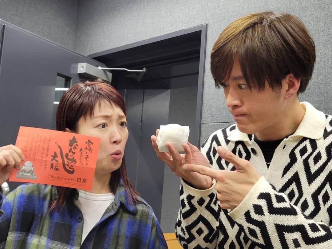 たけるさんのインスタグラム写真 - (たけるInstagram)「帰福して最初の仕事はfun time radio📻・ ・ 来月分の収録をしているのですが、プレゼント商品の試食ありました🤩・ ・ 宮崎の銘菓、アレです🍓🌰🧀・ ・ そして画像二枚目、小雪ちゃんは一体何をそんなに喜んでいるのでしょうか？オンエアにて是非🤩笑・ ・ ・ いつも沢山のメッセージありがとうございます。収録につき、しかも僕らが喋りすぎにつき、なかなか全部のメッセージをリアルタイムで紹介できずにいるのですが、タイムラグはありますが必ずどこかで読ませて頂きます。・ ・ これからもじゃんじゃん下さーーーーい‼️・ ・ ・ 今週のオンエアもお楽しみに。・ ・ 詳しい内容は @funtime_radio にて👍・ ・ ・ ＊＊＊＊＊＊＊＊＊＊＊＊＊ ・ 📻お知らせ✨・ ・ 4月から、エフエム福岡にて小雪ちゃんとパーソナリティをさせて頂くことになりました🙌・ ・ ディアウーマンpresents 『fun time radio』。九州の皆様と週末を楽しく過ごせるような素敵な話題をお届けする新番組です✨・ ・ なんと九州6局ネット‼️・ ・ エフエム鹿児島 (金)11:30 エフエム福岡 (金)12:00 エフエム長崎 (金)12:00 エフエム佐賀 (金)12:30 エフエム熊本 (金)15:00 エフエム宮崎 (土)11:00・ ・ 地元鹿児島の皆さんにも聴いていただけるのは嬉しいなぁ😆・ ・ 大先輩山田優子さんとBUTCHさんかからのバトンタッチ。小雪ちゃんやスタッフさんの胸を借りて頑張ります💪・ ・ メッセージもじゃんじゃん送って下さーい‼️・ ・ fun@fmfukuoka.jp・ ・ 毎週一名様にfunなプレゼントもありますよ🎁✨・ ・ ・ #4udearbeauty #ディアウーマン #fm福岡 #小雪 #TAKERU #たける  #ボイジャー #ウルトラマン #エントリーサービスプロモーション」11月28日 8時44分 - take_yan78