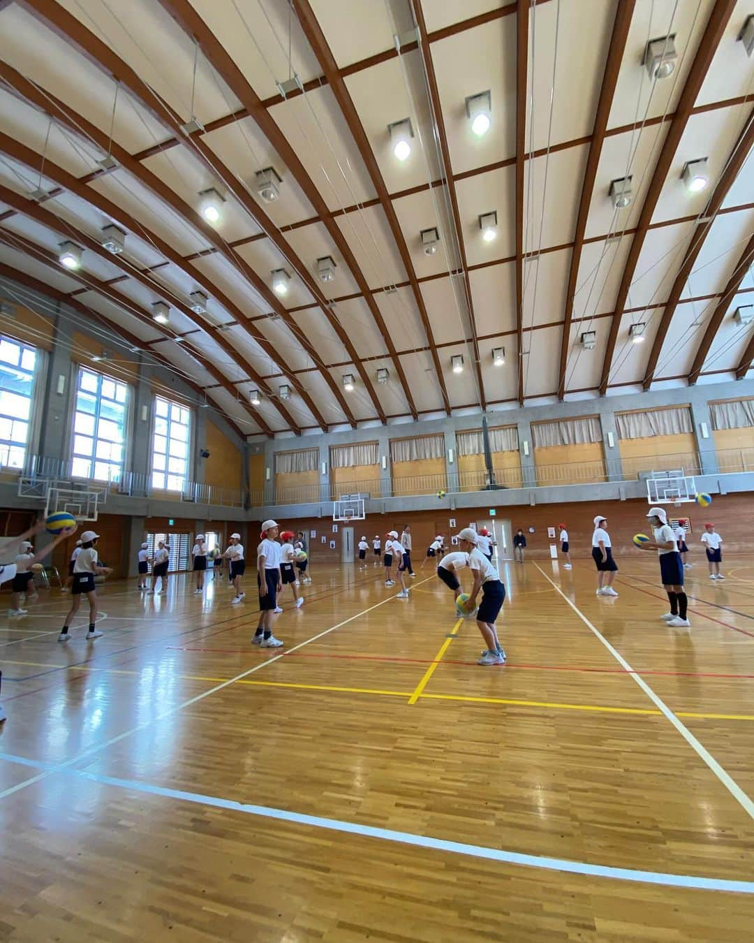 大山未希さんのインスタグラム写真 - (大山未希Instagram)「🏐  【アスリーチ】  今回は岐阜県！！  下呂市立下呂小学校 下呂市立下呂中学校  びっくりするくらい声出して 楽しんで取り組んでくれる子達でした。  今までに出会ったことないかもレベル💦  そしてみんなうまい！ 中学生なんてみんなバレー部なの？ってくらい。  1点取ったら優勝したかのような喜び。 1点取られても全力で悔しがる。  それを見てたら本当に涙が出そうになって… （なんで？笑）  人数多いからゲームやるか迷ったけど ギリギリでネット張ってもらってやることに決めた 授業開始10分前の自分グッジョブ！笑  やらなかったらこんな素晴らしいもの見れなかったもんな。 　 さてさて！ 次回は茨城県ですよー！！  茨城のみなさまよろしくです🫡  #スポーツ庁 #日本テレビ #アスリーチ #ドリームコーチング #岐阜県 ↓」11月28日 12時00分 - miki_oyama1003