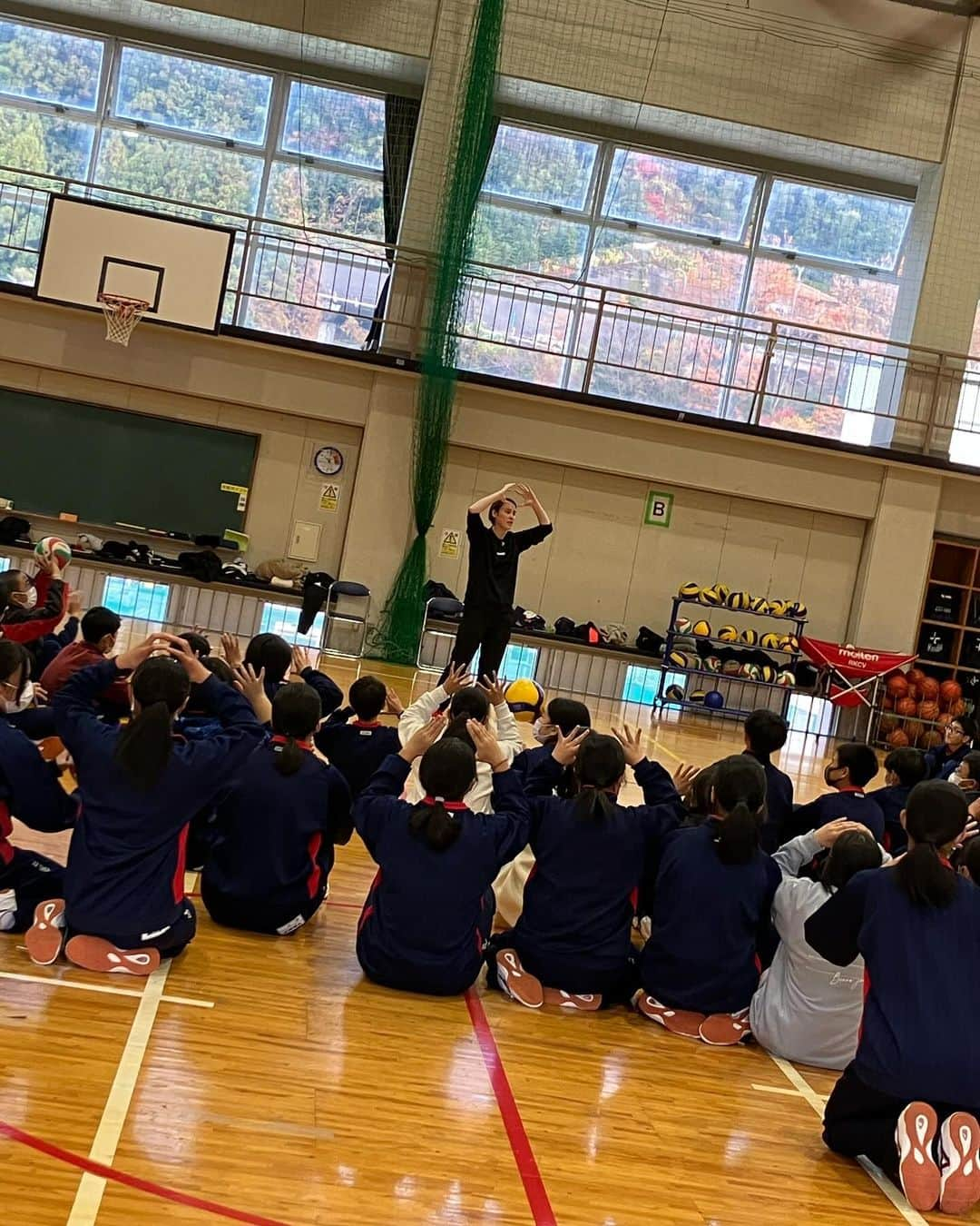 大山未希さんのインスタグラム写真 - (大山未希Instagram)「🏐  【アスリーチ】  今回は岐阜県！！  下呂市立下呂小学校 下呂市立下呂中学校  びっくりするくらい声出して 楽しんで取り組んでくれる子達でした。  今までに出会ったことないかもレベル💦  そしてみんなうまい！ 中学生なんてみんなバレー部なの？ってくらい。  1点取ったら優勝したかのような喜び。 1点取られても全力で悔しがる。  それを見てたら本当に涙が出そうになって… （なんで？笑）  人数多いからゲームやるか迷ったけど ギリギリでネット張ってもらってやることに決めた 授業開始10分前の自分グッジョブ！笑  やらなかったらこんな素晴らしいもの見れなかったもんな。 　 さてさて！ 次回は茨城県ですよー！！  茨城のみなさまよろしくです🫡  #スポーツ庁 #日本テレビ #アスリーチ #ドリームコーチング #岐阜県 ↓」11月28日 12時00分 - miki_oyama1003