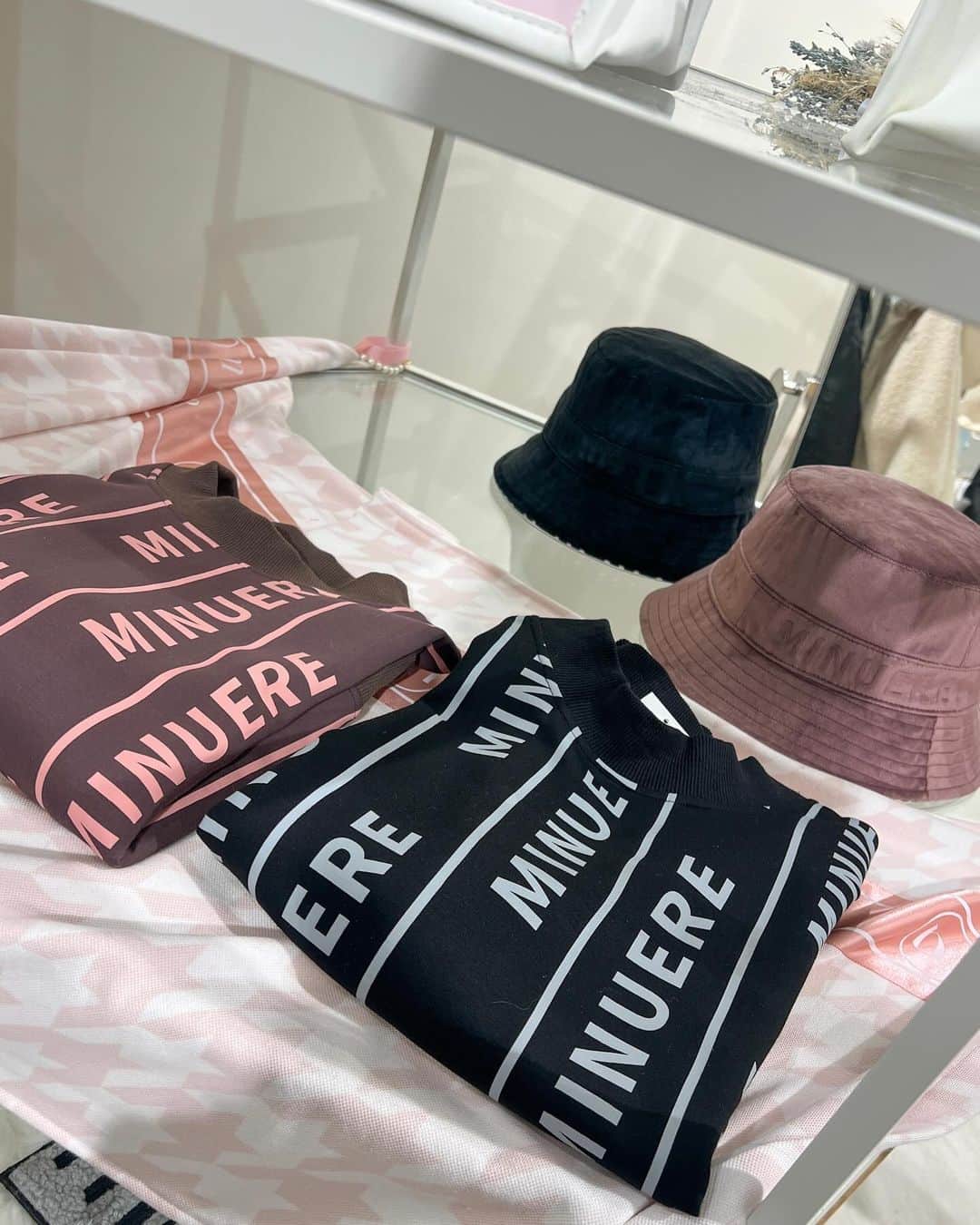 高沢奈苗さんのインスタグラム写真 - (高沢奈苗Instagram)「.  @minuere_golf  新宿マルイ本館で行われているPOPUPに遊びに行って来た🩷  新作のダウンはユニセックスで女性はオーバーサイズで着れてかわいいなぁ😍  イヤーマフ付きのツイードのサンバイザーも可愛すぎる😍🤍  そしてノベルティのバケハもクオリティ高くてこれはお得✨ カラバリも5色あってどの色も魅力的だった🖤🤍🩶🤎💛  新宿マルイは本日までですが 12月は名古屋と大阪でPOPUPやるみたい💡🎀  .  .  #minuére #minueregolf #popupshop #ミヌエール #ミヌエールゴルフ #ゴルフ女子 #冬ゴルフウェア #かわいいゴルフグッズ #新宿マルイ本館」11月28日 8時44分 - nanaetakasawa