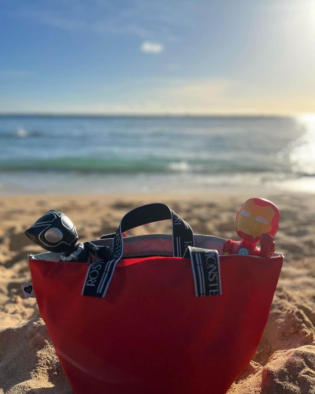 村上沙織さんのインスタグラム写真 - (村上沙織Instagram)「私のbagはいつもアベンジャーズでいっぱい。  海に行く時も必ず何名か一緒に♡ ハワイに来たら絶対探し回りたかったスパイディのおもちゃ達。  Hawaiiの海でアベンジャーズと遊ぶなんて贅沢♡笑  #hawaii#saorin_trip」11月28日 8時45分 - rosysaorimonster