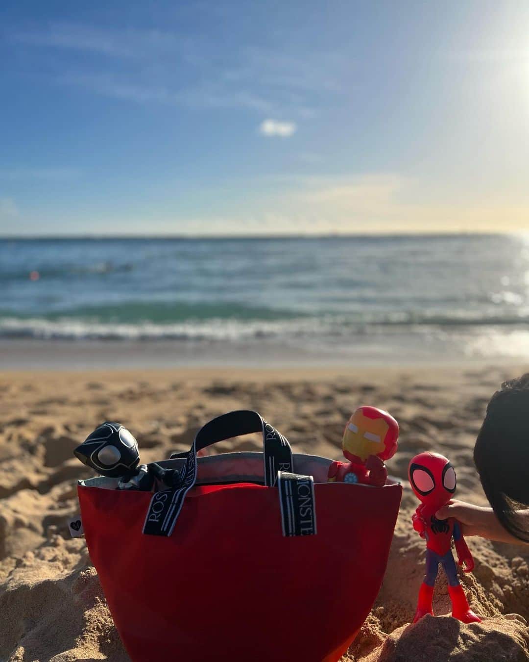 村上沙織のインスタグラム：「私のbagはいつもアベンジャーズでいっぱい。  海に行く時も必ず何名か一緒に♡ ハワイに来たら絶対探し回りたかったスパイディのおもちゃ達。  Hawaiiの海でアベンジャーズと遊ぶなんて贅沢♡笑  #hawaii#saorin_trip」