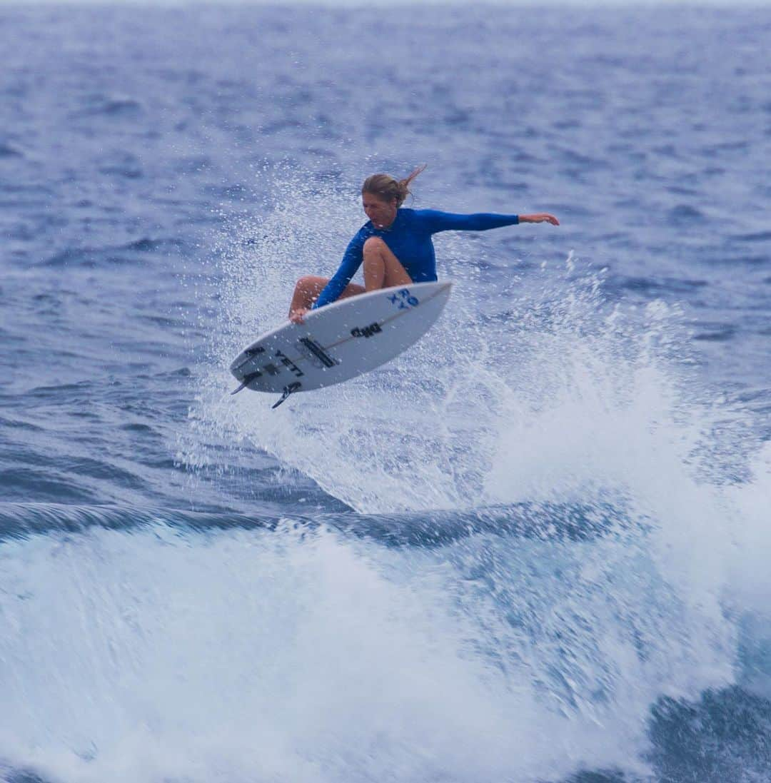 ステファニー・ギルモアさんのインスタグラム写真 - (ステファニー・ギルモアInstagram)「Surf adventures to new places with some of my fav humans😍. @frankieharrer @xococoho @caitysimmers  Thanks for the trip! @yeti @stab and thanks for having us at the beautiful @naypalad @tropicsurf || 🇵🇭🩷」11月28日 8時49分 - stephaniegilmore