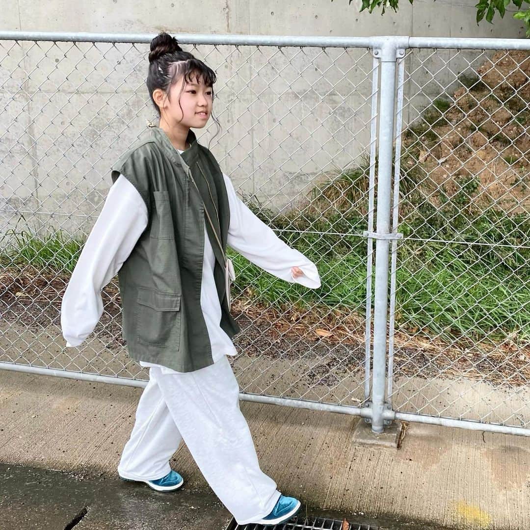 花音さんのインスタグラム写真 - (花音Instagram)「・ #スウェットパンツ で ゆるゆる楽ちんコーデ(*´ω｀*) ・ ・ スウェットパンツはウエスト部分が技ありなんだけど、 見えてないのが(；ω；) ・ ゆるすぎ緩和には トレンドのベストよね♡ ・ ・ ・ #プチプラコーデ  #楽ちんコーデ  ・ ・ ・ ・ ベストsize:FREE→ @globalwork_kids_official  トップスsize:FREE→ @apres_mignon  パンツsize:S→ @classicalelf_official  シューズ→ @niketokyo #nike #dunk #ナイキダンク  ・ ・ 【身長148/体重39】 ・ ・ #キッズコーデ #スポーティーコーデ #kids #レイヤードコーデ #スウェットコーデ #instamood #大人カジュアル #低身長コーデ #ストリートファッション #古着女子 #秋コーデ」11月28日 8時50分 - flowermelodychan