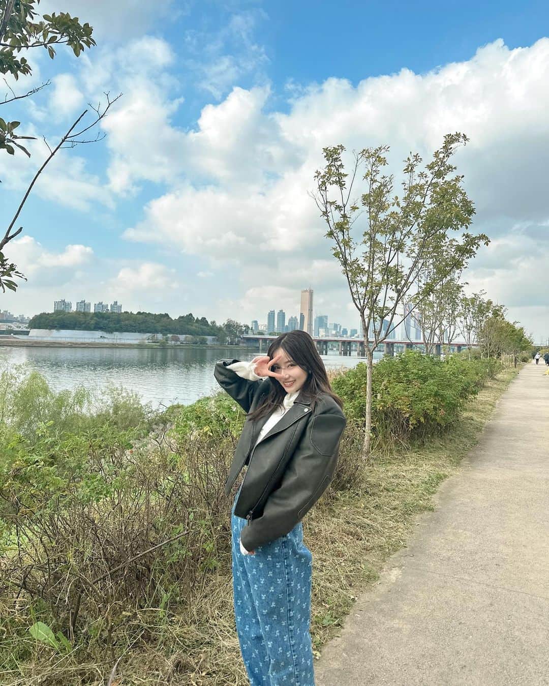 村瀬紗英さんのインスタグラム写真 - (村瀬紗英Instagram)「#dailylook  おはよう🌞 ひと息つきながら🚲☁️」11月28日 8時52分 - saepiiii.m