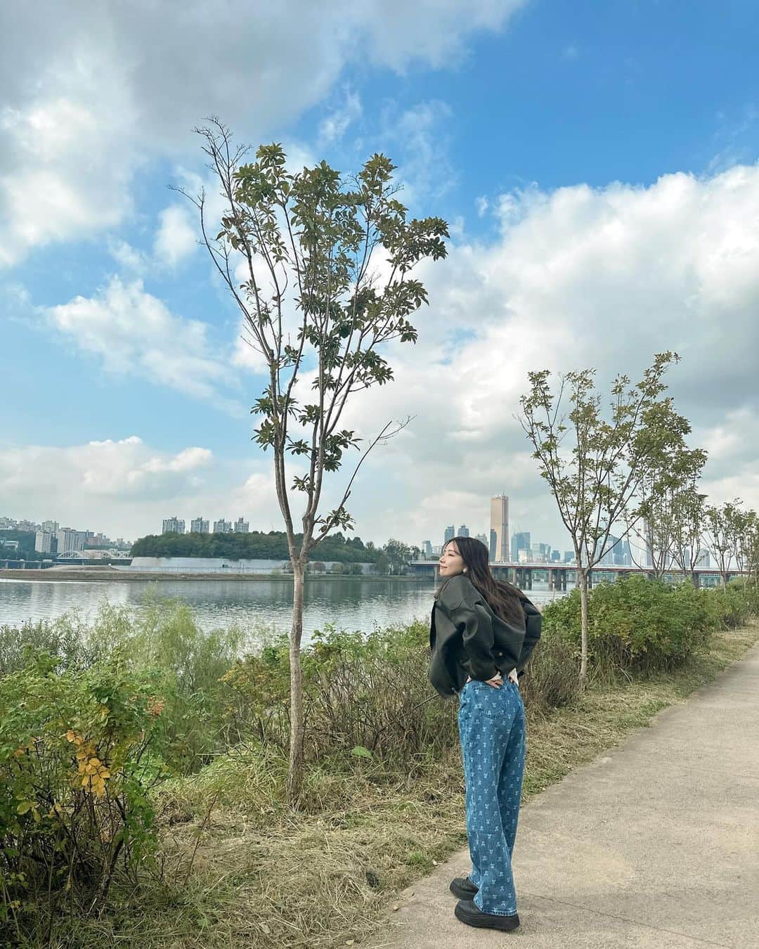 村瀬紗英さんのインスタグラム写真 - (村瀬紗英Instagram)「#dailylook  おはよう🌞 ひと息つきながら🚲☁️」11月28日 8時52分 - saepiiii.m