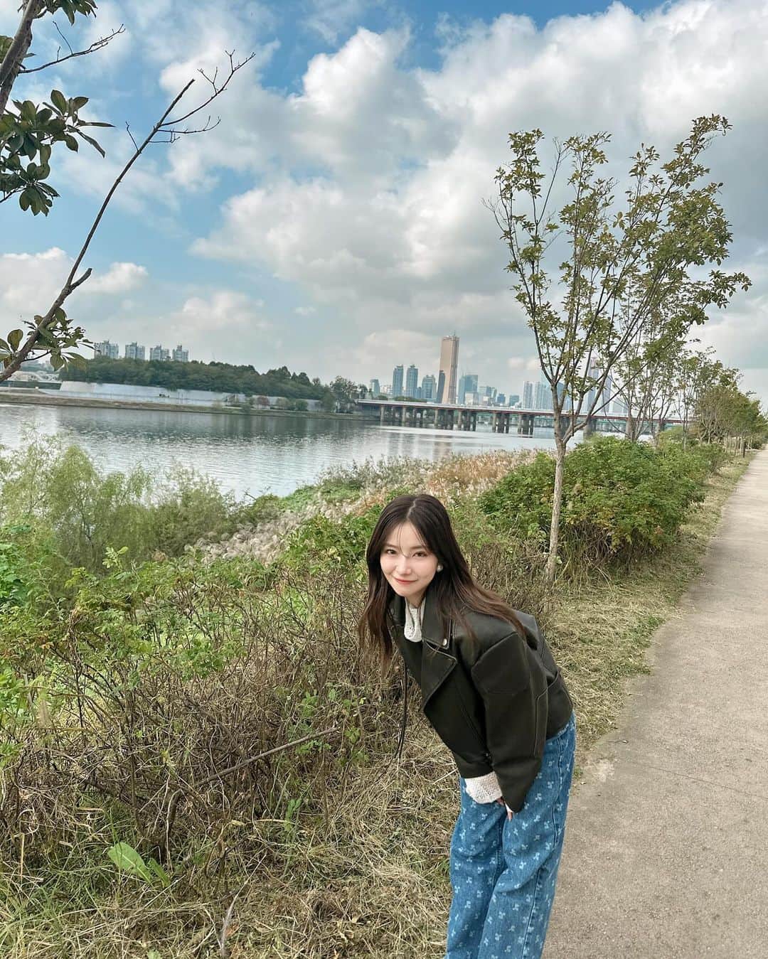 村瀬紗英さんのインスタグラム写真 - (村瀬紗英Instagram)「#dailylook  おはよう🌞 ひと息つきながら🚲☁️」11月28日 8時52分 - saepiiii.m