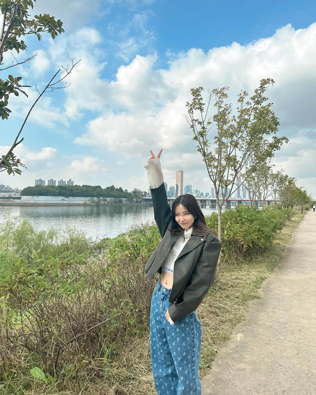 村瀬紗英さんのインスタグラム写真 - (村瀬紗英Instagram)「#dailylook  おはよう🌞 ひと息つきながら🚲☁️」11月28日 8時52分 - saepiiii.m