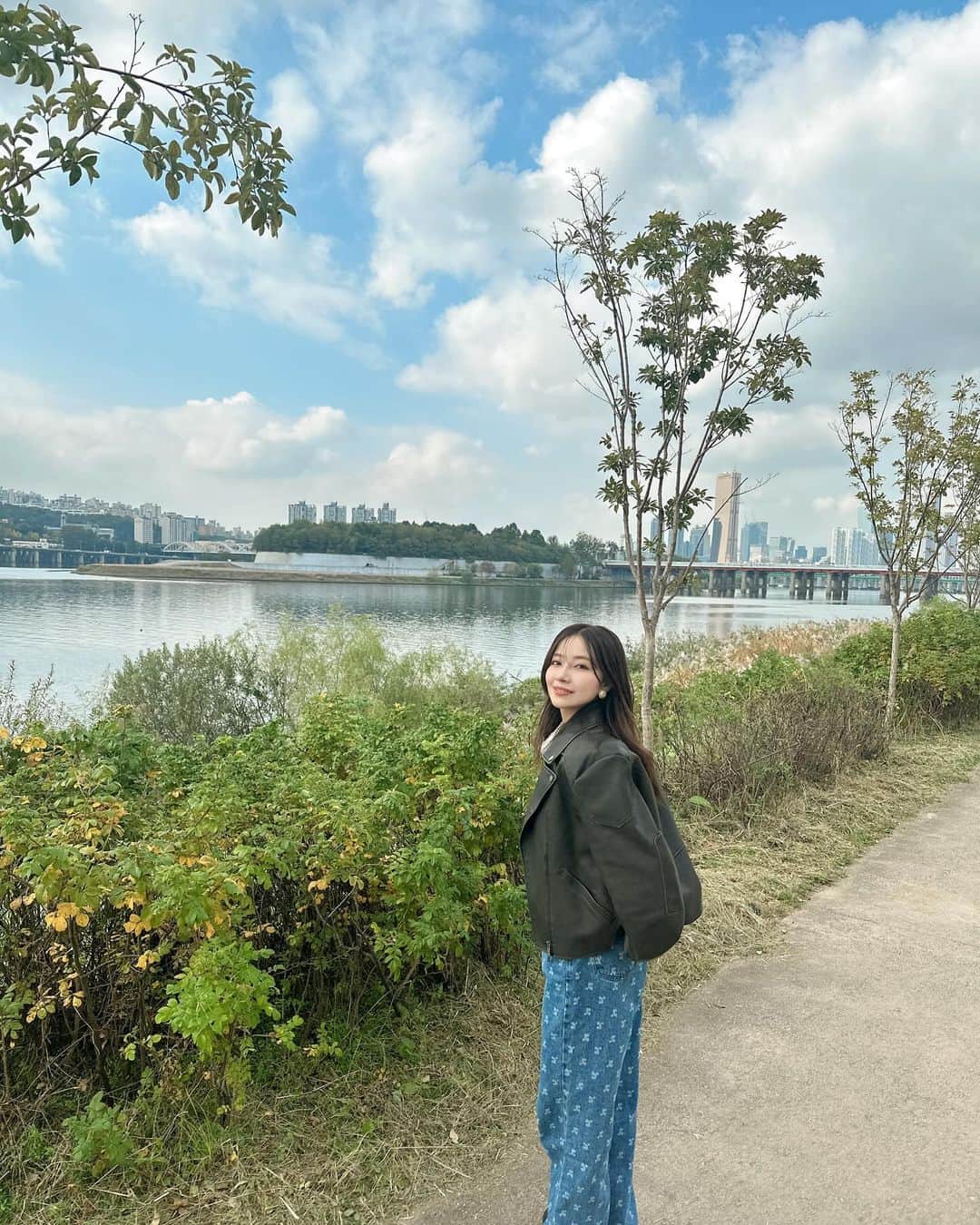 村瀬紗英さんのインスタグラム写真 - (村瀬紗英Instagram)「#dailylook  おはよう🌞 ひと息つきながら🚲☁️」11月28日 8時52分 - saepiiii.m