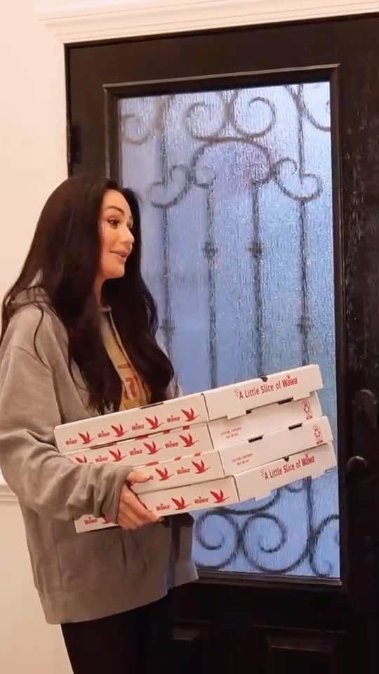 ジェイワウのインスタグラム：「#WawaHasPizza 🍕 🍕 Available in-store & on the Wawa App from 4pm-3am. Wawa is our go-to and my kids are obsessed with the cheese pizza. Snooki & JWoww approved! #ad #wawarun」