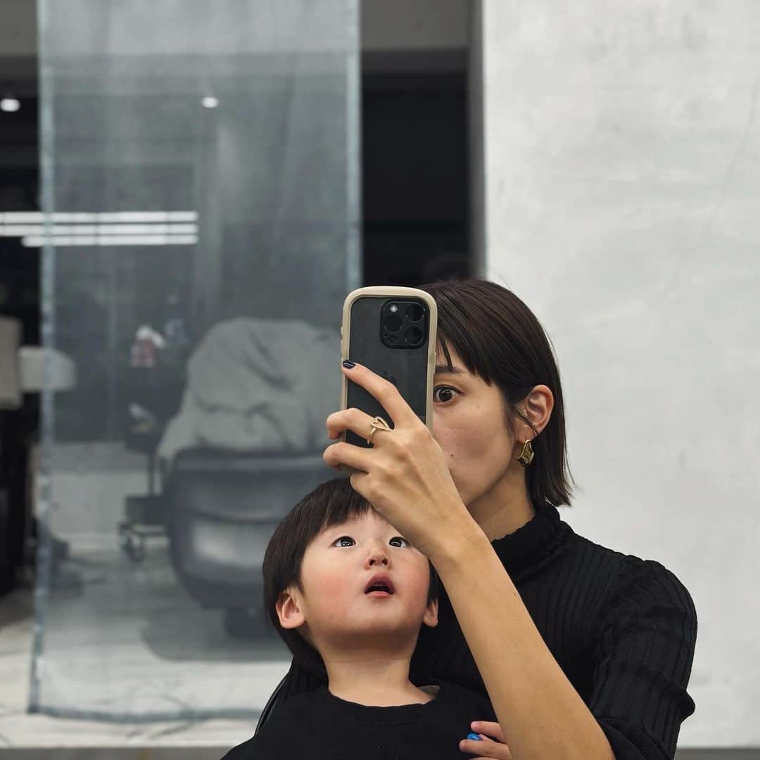 美生のインスタグラム：「子供とべったりだった10日間🫶🏻 さぁ今日からお仕事頑張ろう！ ⁡ ⁡ と言いたいところですが 息子との延長線start😶‍🌫️ ⁡ ⁡ 小さなカレが ママだいすき〜 ママだっこ〜 ママこっちおいで〜 と言うてくれて 私のハートを鷲掴みでございます🤦🏻‍♀️ ⁡ もう少し延長線楽しみます🫰🏻 ⁡ ⁡」