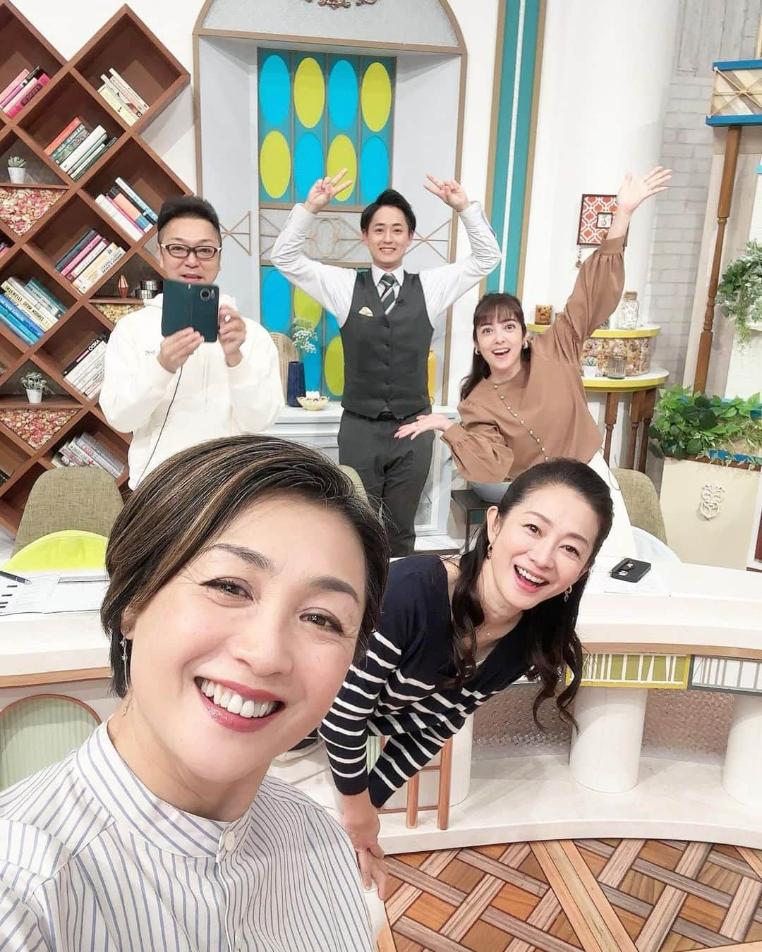 香坂みゆきのインスタグラム：「なないろ日和❗️ 乾燥には気をつけて〜🤧  #なないろ日和  #テレビ東京  #bsテレ東  #乾燥対策  #❤️  #中山エミリちゃん  @norikoyamauchi23  @pakkunmakkun_official  @daigo_takahashi_tx.777」