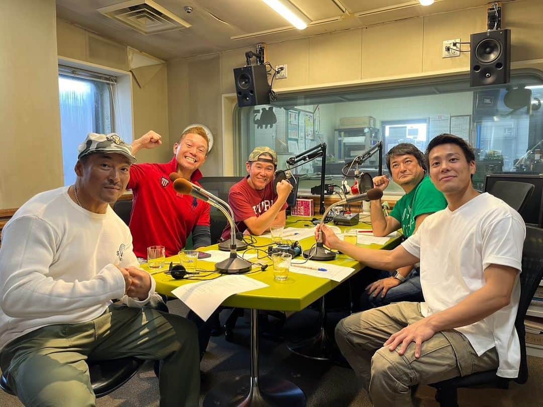キャンヒロユキのインスタグラム：「ガレッジセール川田さんと放送作家キャンヒロユキがお届けするラジオ番組【みーぱちパーチ】、昨日久しぶりの収録でした！  ゲストには  パッション屋良率いるOMG沖縄マッチョ軍団  元プロバスケットプレイヤー金城茂之さん  Instagramプロデューサーしんごぉ  ファンファーレジャパン島袋さん、映画プロデューサーシゲさん  パントマイムデュオGABEZさん  きいやま商店リョーサ（写真なし）  みなさん本当に魅力的な方ばかりでした！」