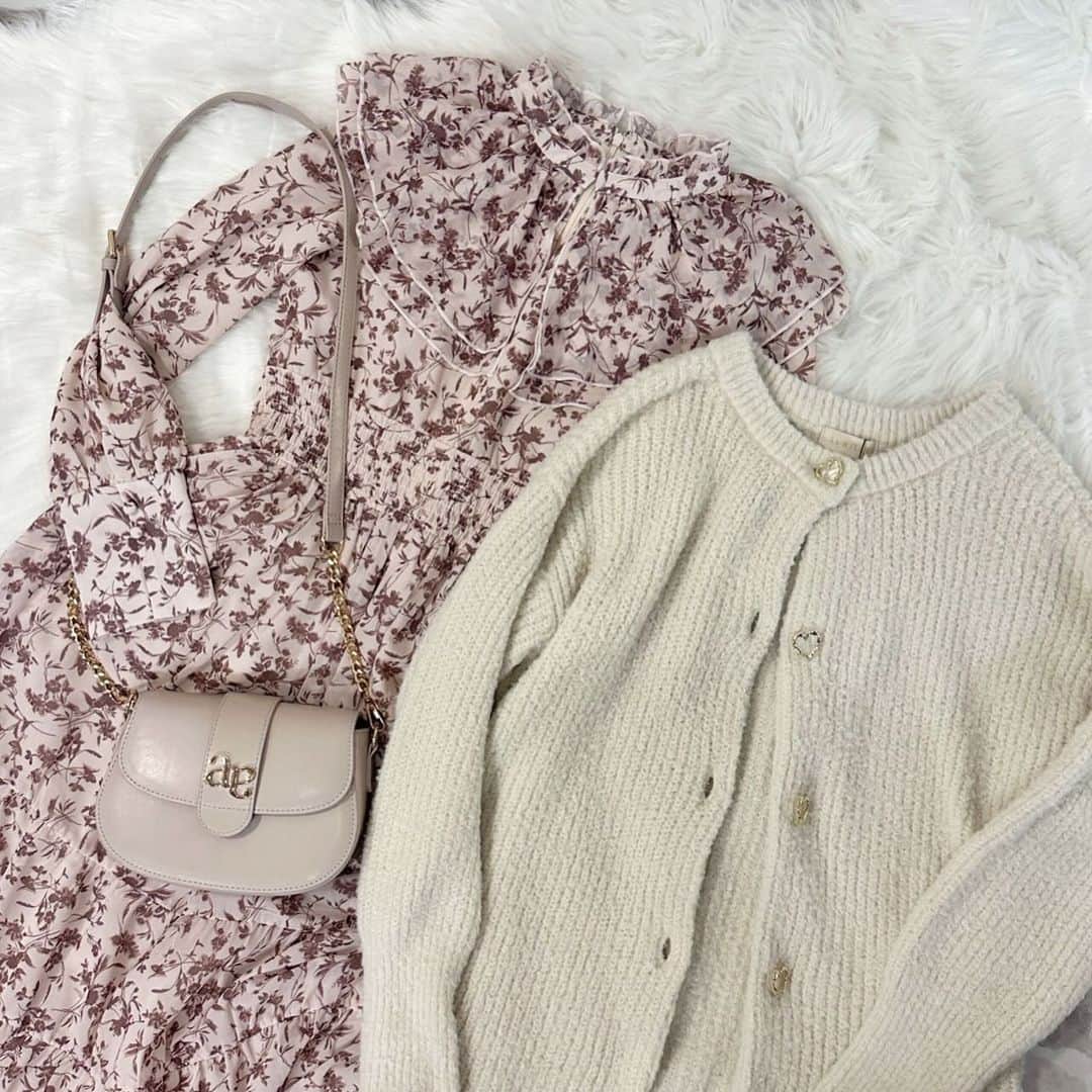 AnMILLEのインスタグラム：「winter collection new item ㅤㅤㅤㅤㅤㅤㅤㅤㅤㅤㅤㅤㅤ #フレアカラーフラワーOP ¥11,800 【PI/BK】 ㅤㅤㅤㅤㅤㅤㅤㅤㅤㅤㅤㅤㅤ #アンミール #anmille」