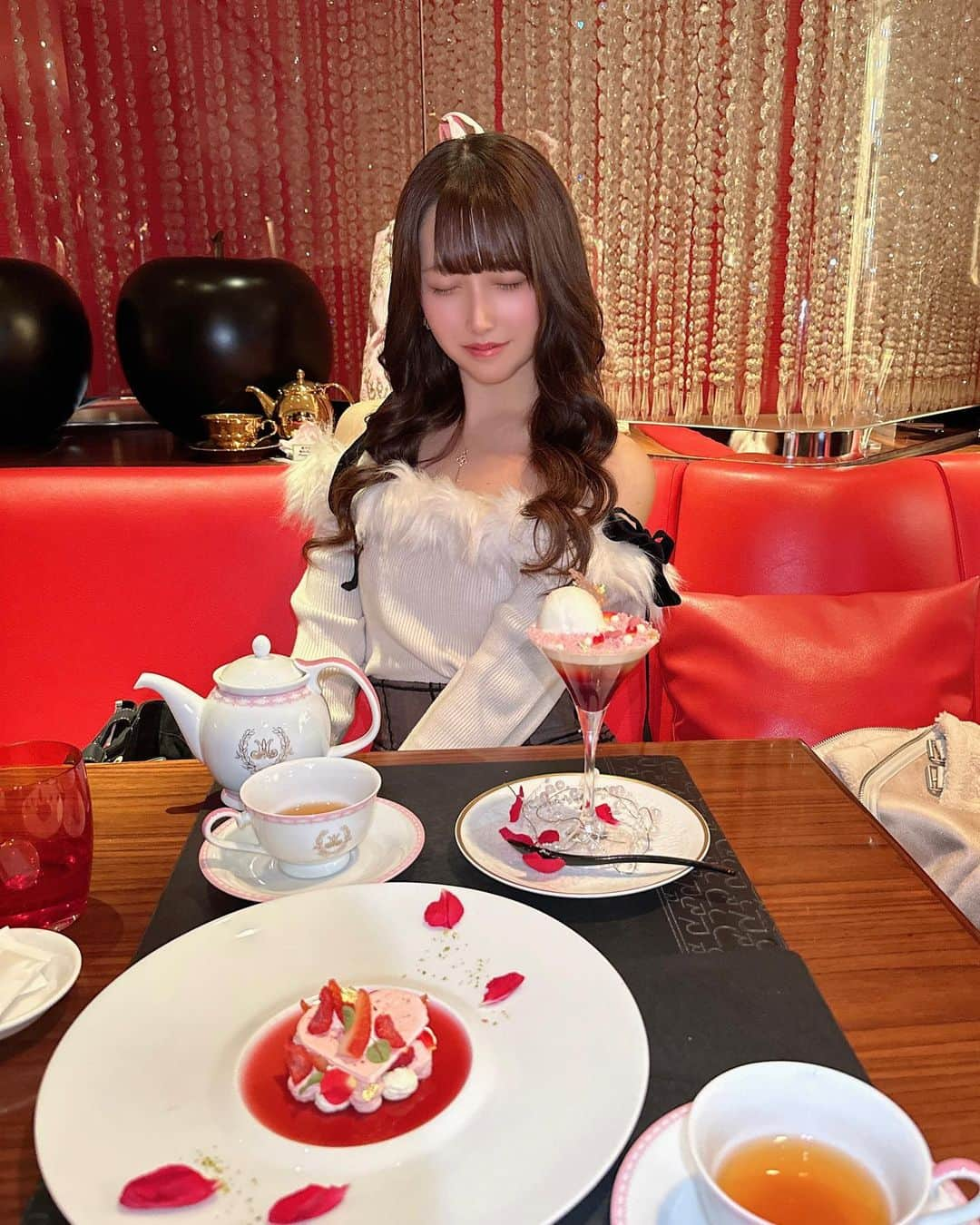 諸星みゆのインスタグラム：「🥀 ⁡ ロブションと二ナスのコラボスイーツ食べてきたよ🥰 ⁡ 二ナスらしさ満載のスイーツたち🍰 ロブションだからもちろんおいしい😌❤️ ⁡ 店内は落ち着いていて居心地よかった〜🫶 ⁡ 席のみ予約ができて ネットで空席無でも電話したら 対応してもらえて有難かったです😂❤️ ⁡ めっちゃ行きたくって カフェといってもロブションだから 1人じゃ行けないなあって思てたのだけど @pink_doll003 ちゃんが付き合ってくれた🥹💗 ありがとう🤍🤍 ⁡ お洋服は GRLのふわふわがかわいいオフショルトップスに snidelのベロアリボンつきのベアトップ合わせてみた🎀 リボンずり落ちちゃってるの気づかなかったけど めっちゃかわいいから オフショルとの組み合わせおすすめ🫣🤍 リボンはベロアとオーガンジーのタイプがあったよん🫶 ⁡ ┈┈┈┈┈┈┈┈┈┈┈┈┈┈┈┈┈┈┈┈ ⁡ #日本橋 #日本橋高島屋 #ルカフェドゥジョエルロブション  #ootd  #snidel  #grl  #usagionline  #autumn  #autumnfashion  #fashion  #coordinate  @snidel_official @grl_official」