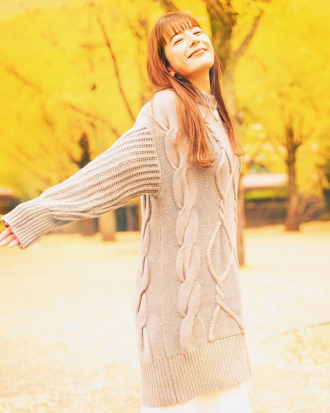 スザンヌさんのインスタグラム写真 - (スザンヌInstagram)「11月のすき。  #熊本県庁銀杏並木 🍁今年も行けて嬉しかったなぁ！黄色絨毯が美しい🟡  妹とよしえさん（サウナ姐🧖‍♀️）と #トトノウバイ @totonou_bai にお邪魔して精神統一してきた❤️‍🔥 よしえさんが見てくれてなかったらゆるゆるサウナでぬくもってあやうくそのまま帰るとこだったよ☜ 気合いの水風呂🧊（写真で伝わる臨場感妹が動いてくれなくてわたしも固まる笑） まだ整いレベル2のわたしにはもったいないくらいの最高なサウナでした！ また行きたい！次こそちゃんとします🧖‍♀️  #太宰府揚子江の豚まん の父母からの #愛の玉手箱 から豪華すぎるすき焼きお肉（というか食材全て♡驚）届いて涙のすき焼きで#スザ飯   #ハヤシライス も久しぶり作った🍛  週末は @electore_official 生放送にお邪魔して 素敵なドレス着せてもらったよ🌷 （#エレクトーレフェイストリートメント のおかげでここ数年肌荒れに無縁かもしれない🤍本当むかしのわたしからしたら信じられない話し。） 社長から起業のお祝いのお花までいただいて感謝ばかりです💐  秋だ秋だと思ってたらいつの間にか冬の季節に🫶 なにかとバタバタしちゃう 年末感を感じつつ、 1日1日大切に過ごしていきたいねぇ❤️‍🔥」11月28日 19時59分 - suzanneeee1028