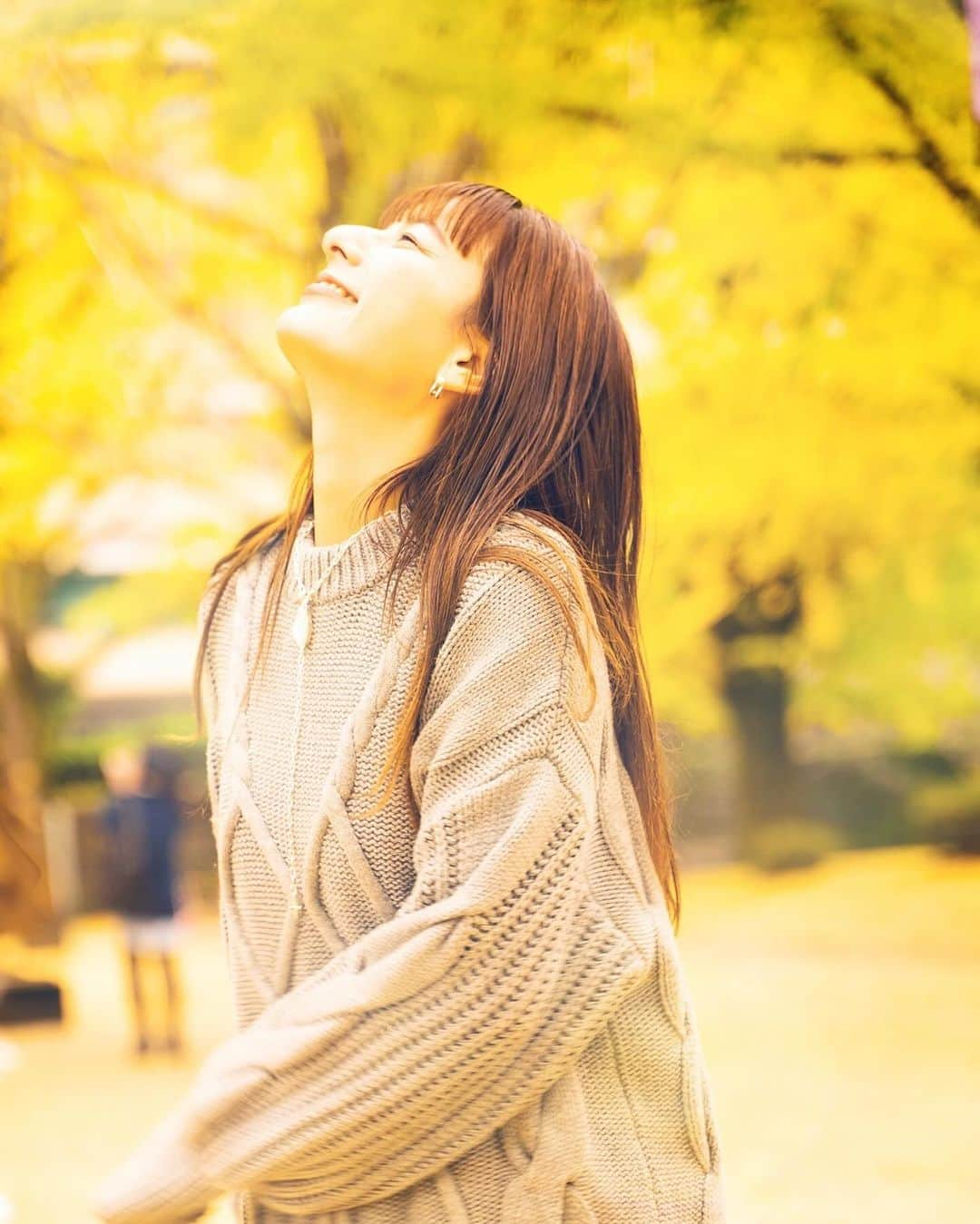 スザンヌのインスタグラム：「11月のすき。  #熊本県庁銀杏並木 🍁今年も行けて嬉しかったなぁ！黄色絨毯が美しい🟡  妹とよしえさん（サウナ姐🧖‍♀️）と #トトノウバイ @totonou_bai にお邪魔して精神統一してきた❤️‍🔥 よしえさんが見てくれてなかったらゆるゆるサウナでぬくもってあやうくそのまま帰るとこだったよ☜ 気合いの水風呂🧊（写真で伝わる臨場感妹が動いてくれなくてわたしも固まる笑） まだ整いレベル2のわたしにはもったいないくらいの最高なサウナでした！ また行きたい！次こそちゃんとします🧖‍♀️  #太宰府揚子江の豚まん の父母からの #愛の玉手箱 から豪華すぎるすき焼きお肉（というか食材全て♡驚）届いて涙のすき焼きで#スザ飯   #ハヤシライス も久しぶり作った🍛  週末は @electore_official 生放送にお邪魔して 素敵なドレス着せてもらったよ🌷 （#エレクトーレフェイストリートメント のおかげでここ数年肌荒れに無縁かもしれない🤍本当むかしのわたしからしたら信じられない話し。） 社長から起業のお祝いのお花までいただいて感謝ばかりです💐  秋だ秋だと思ってたらいつの間にか冬の季節に🫶 なにかとバタバタしちゃう 年末感を感じつつ、 1日1日大切に過ごしていきたいねぇ❤️‍🔥」