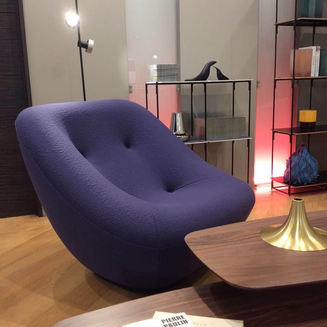 ligne roset shopさんのインスタグラム写真 - (ligne roset shopInstagram)「【ROSETPumpkin&ROSETBonnie】  ピエール・ポランはフランスを代表する世界的に著名なデザイナーです。そんな彼が手掛けた作品であるロゼパンプキンとロゼボニー。ロゼパンプキンはしっかりした掛け心地、ロゼボニーはしっとりした掛け心地です。ぜひ座り比べてください。 #ligneroset #ligneroset Tokyo#my ligneroset #sofa#リーンロゼ#リーンロゼ東京#リーンロゼのある暮らし#ソファ」11月28日 19時52分 - ligneroset_jp_shop