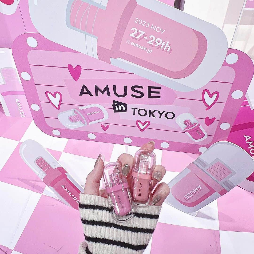 たんりいのインスタグラム：「. . @amuse.jp のローンチイベント🐏🎀  とっても可愛い空間で すずにゃんとたくさん写真撮ったよ📷💗 フォトブースもたくさんあったっ🫶💓  ジェルフィットティントリップを 使ってみたけど乾燥しなそうだし、 つけ心地好きで良さそう〜〜！！！💋 小さいし持ち運びにも良きっ🙆‍♀️💗  SEOULGIRLの色味めっちゃ好き！！🫶 乾燥気になる人におすすめかもっ🩵ぜひ！  #PR #AMUSE #アミューズ #ビーガンメイク #ジェルフィットティント #リップ #ティントリップ」
