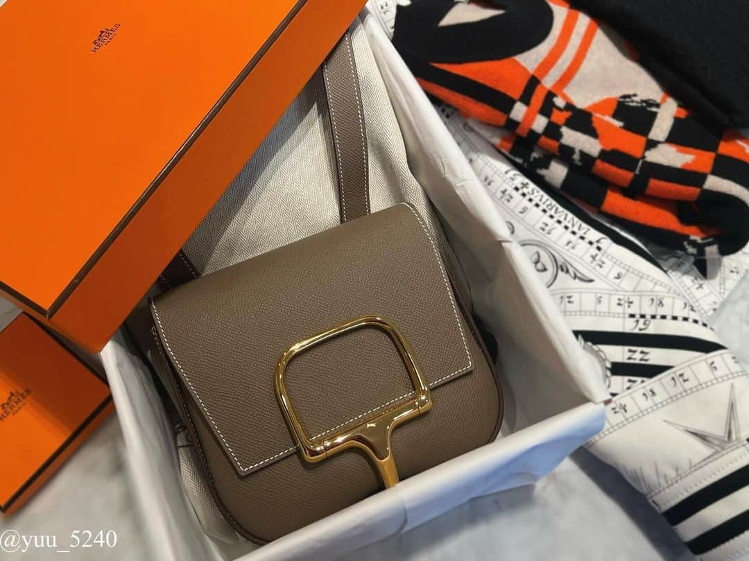 三好ユウさんのインスタグラム写真 - (三好ユウInstagram)「Della Cavalleria mini👜🐴 @hermes  ⁡  デッラカヴァレリア、、て名前覚えられなかったけど笑 最後に紹介して頂き一目惚れ✨ ころんとしたフォルムが可愛すぎて🥹 色は欲しかったエトゥープです。 蓋も開けやすく使い勝手がとても良い🥳 ⁡ ⁡ ニットは苦手色のオレンジも選んでみたけど とても気に入ったので良しです🍊 ジャケットの柄は西洋占星術らしいです。 西洋占星術好きなのでたまらない…🔮 ⁡ ⁡  #エルメス#デッラカヴァッレリア#エルメスプレタ#アラフォーファッション#hermes#etoupe#hermesbag #感謝#粉我#좋아요환영」11月28日 19時52分 - yuu_5240