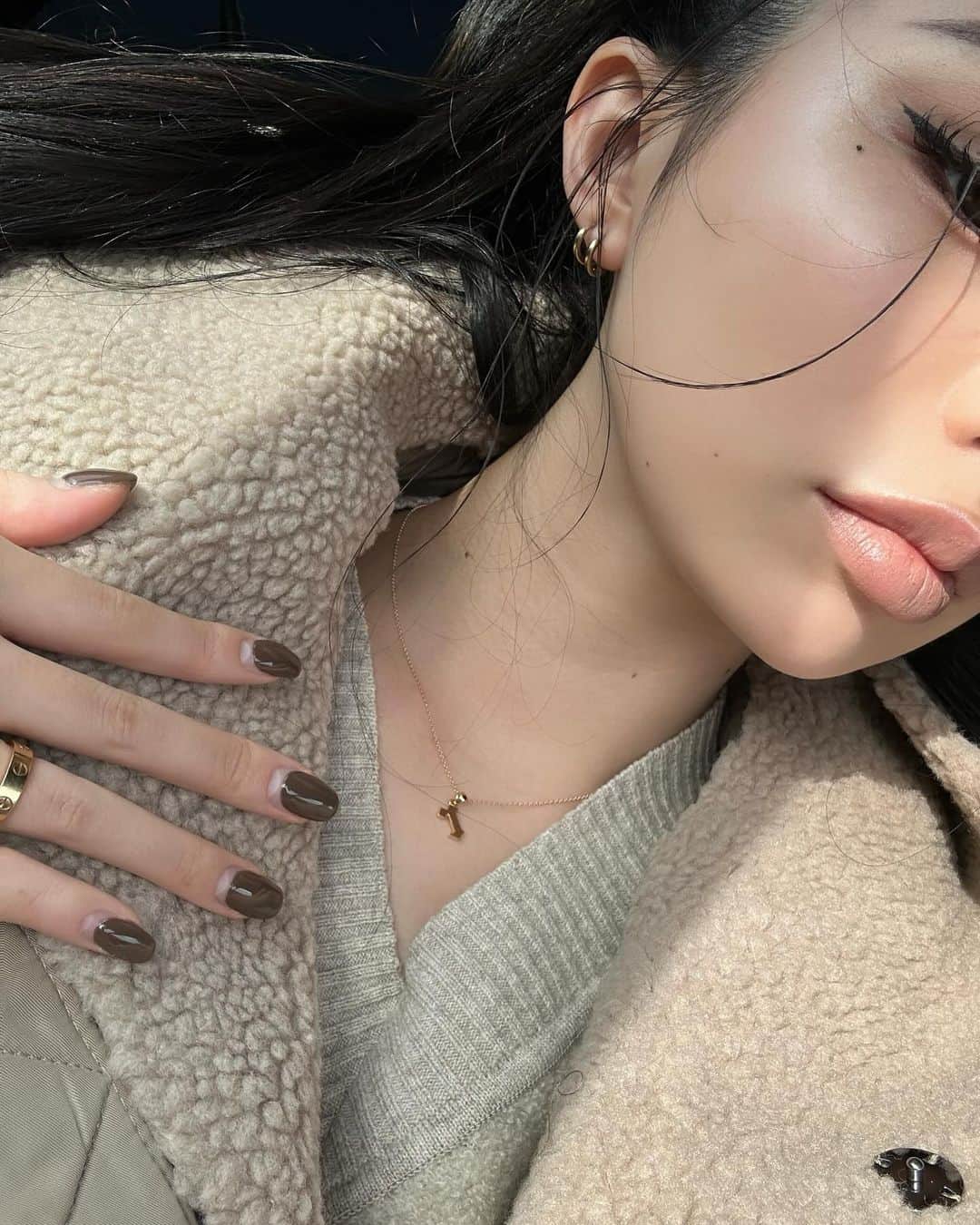 𝐓𝐒𝐔𝐊𝐀𝐒𝐀のインスタグラム：「new necklace  出産がんばったねってことで👨🏽にプレゼントしてもらった @loro0711 のネックレス  K18のネックレスでryukiのイニシャル"r"♡  大文字か悩んだけど小文字のシンプル感がお気に入り  . . #loro #k18 #ネックレス」