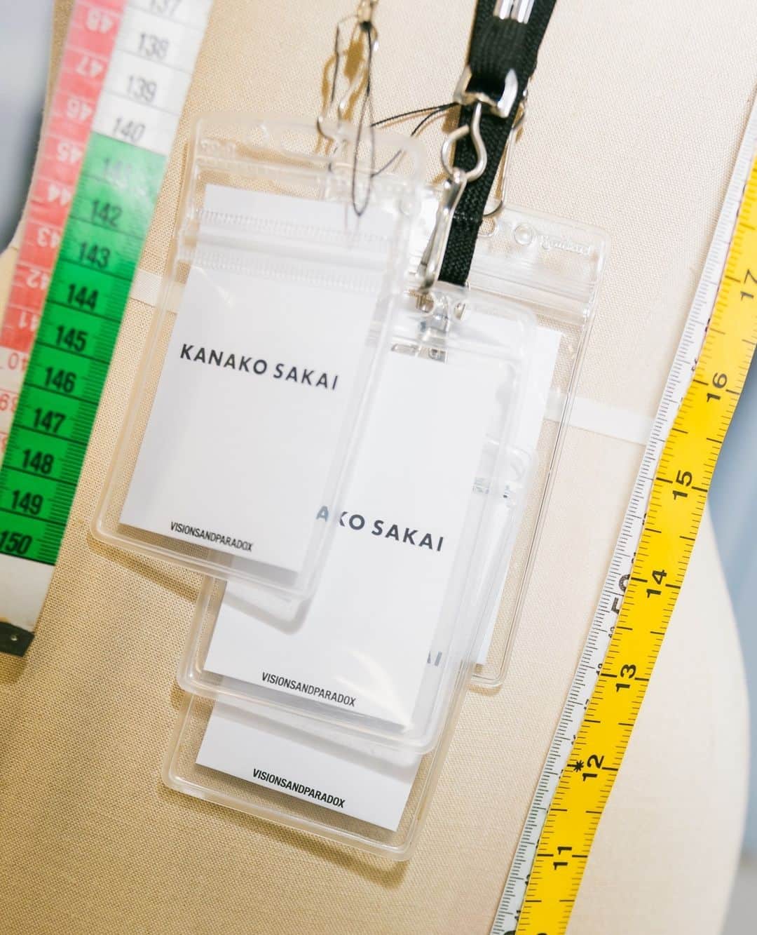 Fashionsnap.comさんのインスタグラム写真 - (Fashionsnap.comInstagram)「怖いもの知らずのデザイナー×元アンダーカバーの生産管理　二人三脚の「カナコ サカイ」が次に目指すもの⁠ ⁠ 　今、国内で今後の飛躍が期待されているブランドといえば「カナコ サカイ（KANAKO SAKAI）」が思い浮かぶだろう。デビューから2年ながら、初のフィジカルショー形式で2024年春夏コレクションを発表し、その知名度は更に拡大。ブランドのファンも徐々に増えてきた印象だ。昨年、パリにもショールームを構える「Seiya Nakamura 2.24」にジョインしたことから、海外展開への意欲的な姿勢も伺える。⁠ ⁠ 　テキスタイルにこだわりを持っている「カナコ サカイ」を支えるのは、「日本的美意識」を単なる「伝統技術」と解釈するのではなく、「偶発性と曖昧さを愛する日本人の精神性」と捉え、それらを慈しみながらクリエイションを押し進めるデザイナー サカイカナコと、「アンダーカバー（UNDERCOVER）」で生産管理として経験を積んだ石川シュウの2人だ。二人三脚で、ブランドを成長させてきた2人の掛け合いから見えてきたのは、日本のファッション業界を背負う覚悟を決め始めた、滲み出る使命感だった。⁠ ⁠ 記事全文は @fashionsnapcom のプロフィールリンクから🔗⁠ ⁠ @kanakosakai_official #カナコサカイ #kanakosakai」11月28日 19時54分 - fashionsnapcom