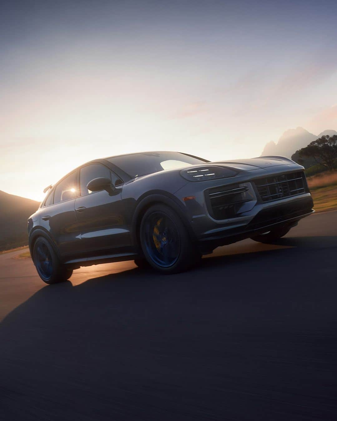 Porsche Japanのインスタグラム：「常に、果てのその先へ。  The Cayenne  #ポルシェ #Porsche #カイエン #Cayenne #スポーツカー #夢」