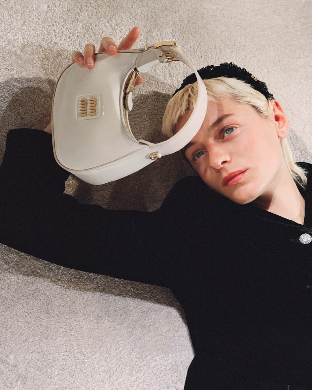 Miu Miuのインスタグラム：「A sinuous design and sleek lines distinguish this now-iconic Miu Miu patent leather bag.  Featuring @EmmaLouiseCorrin. Photographed by @ZoeGhertner. Creative direction by @EdwardQuarmby. Styled by @LottaVolkova.  #MiuMiuHoliday」