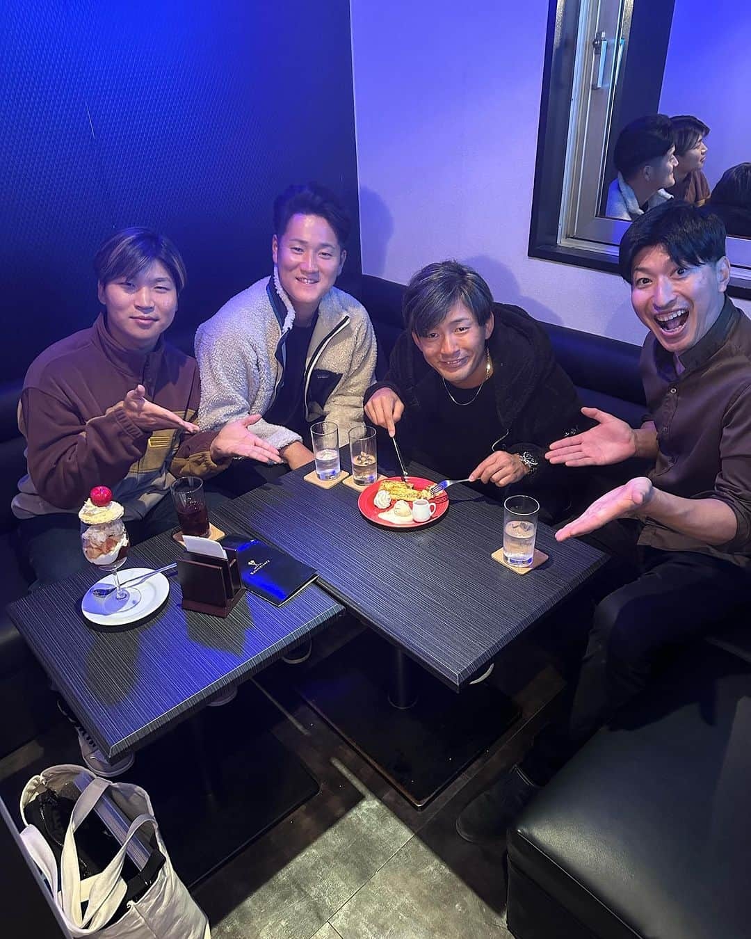 新垣勇人のインスタグラム：「水野くん、山本くん、長谷川くんが「kakiversary」へご来店♪ パフェをペロリと平らげていました🍨 みんな好青年なんですね！！！  #水野達稀 #長谷川威展  #山本晃大 #kakiversary #カキバーサリー #お酒とパフェ #北海道日本ハムファイターズ」