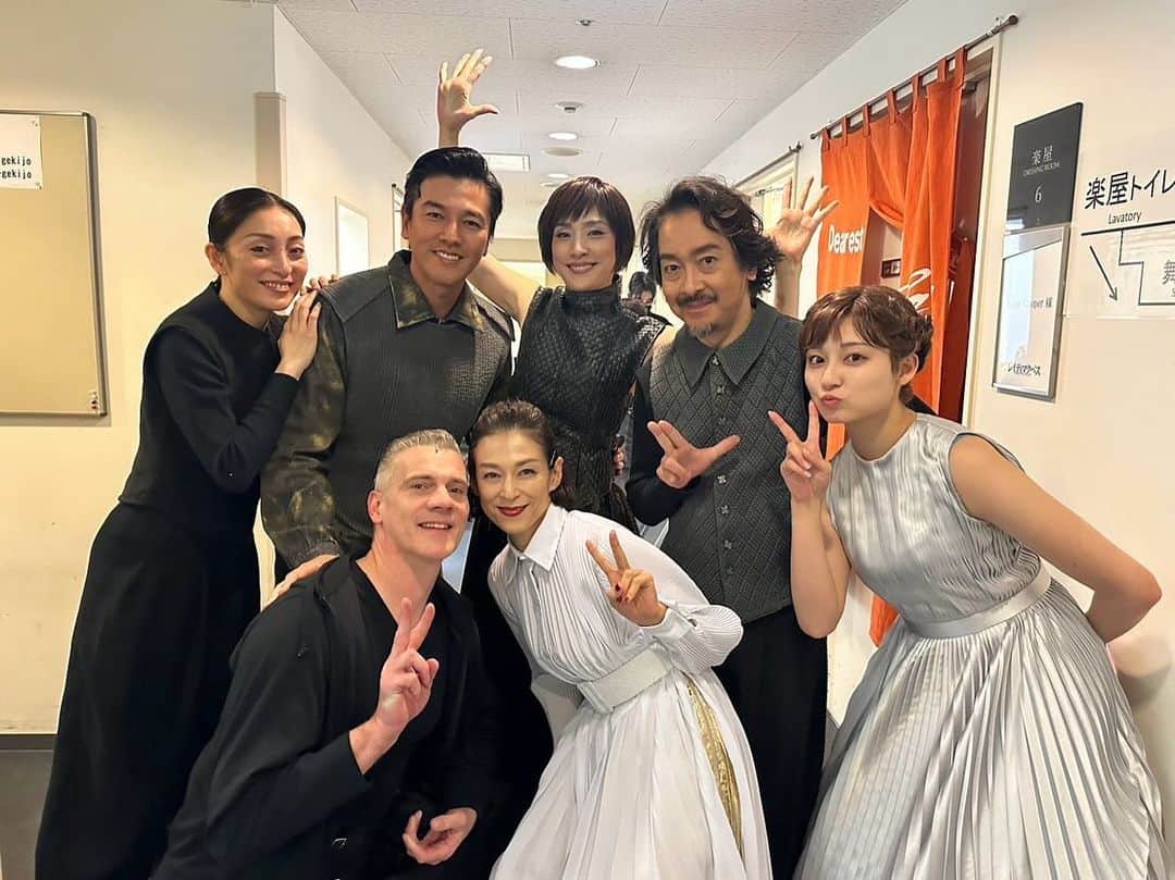 要潤のインスタグラム：「大千穐楽を終えました。  本当に素晴らしいキャスト&スタッフ。  素晴らしい作品に恵まれて、なんて自分は幸せだったのだろうかと改めて振り返る。  毎日満席のお客様に囲まれて、スタンディングオベーションの拍手を浴びた日々。  今は現実に戻り、素敵な思い出を噛み締めている。  ありがとうございました。  皆さんとの出会いは一生忘れません。  #レイディマクベス #一生の仲間達」