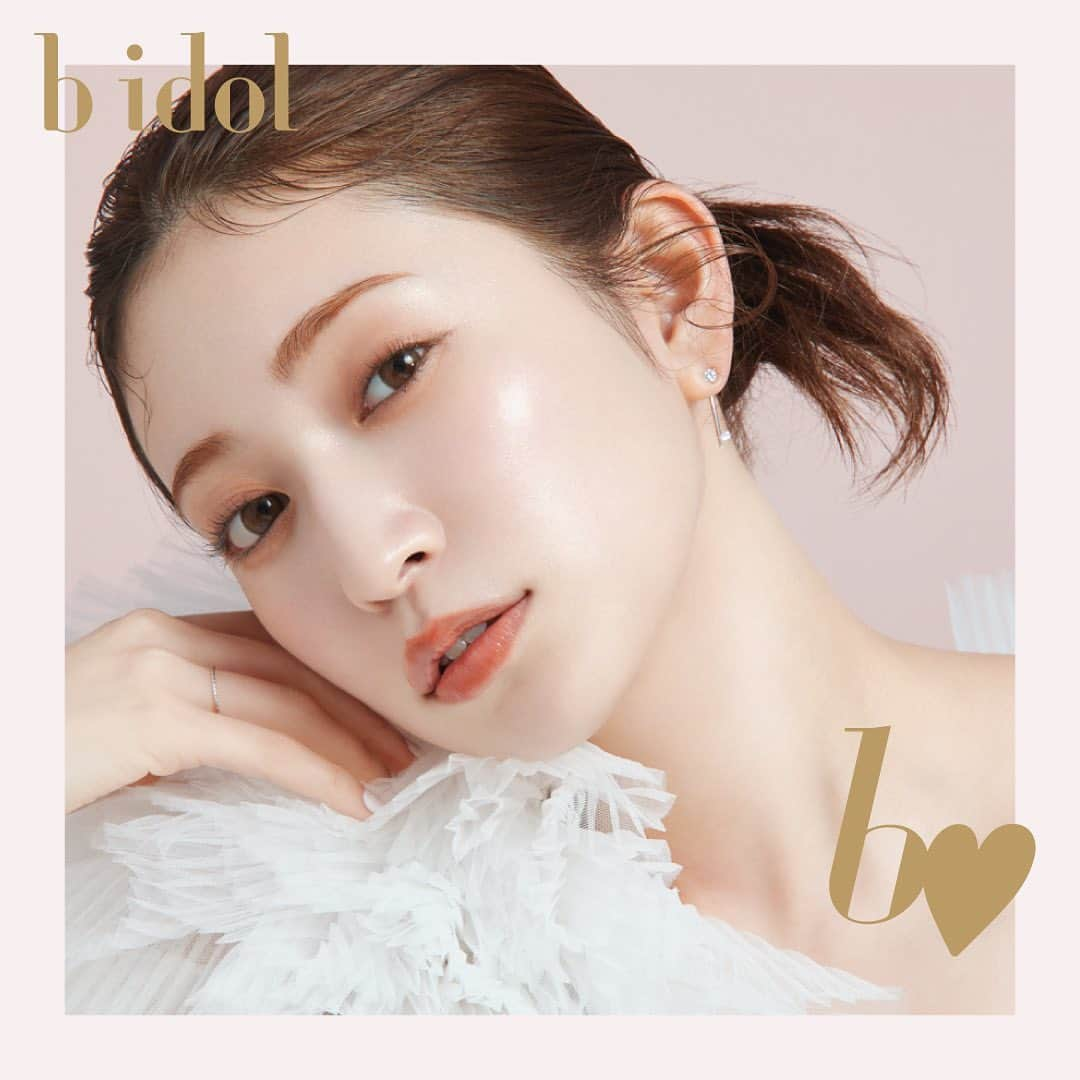 吉田朱里さんのインスタグラム写真 - (吉田朱里Instagram)「@bidol_official 本日発売🥰❤️ 冬の限定アイテム オイルと美容液の二層のミストで とにかく乾燥から守ってくれて、メイクの上から使うと メイク崩れも防いでくれる。 ほんのりアールグレイの香りの  #グロスシャワーミスト と  お待たせしました！限定復刻！ 私の肌荒れを一番助けてくれる #ナイトルーティンマスク 7枚入り🩷 . オンライン、バラエティショップなどで 販売開始しました！！ 限定なのでお早めに🙇‍♀️🎈🩷 . 是非感想送ってね☺️ すでにミストがめちゃくちゃ好評なのと パックのストック報告たくさんきてて嬉しい🥰」11月28日 19時57分 - _yoshida_akari