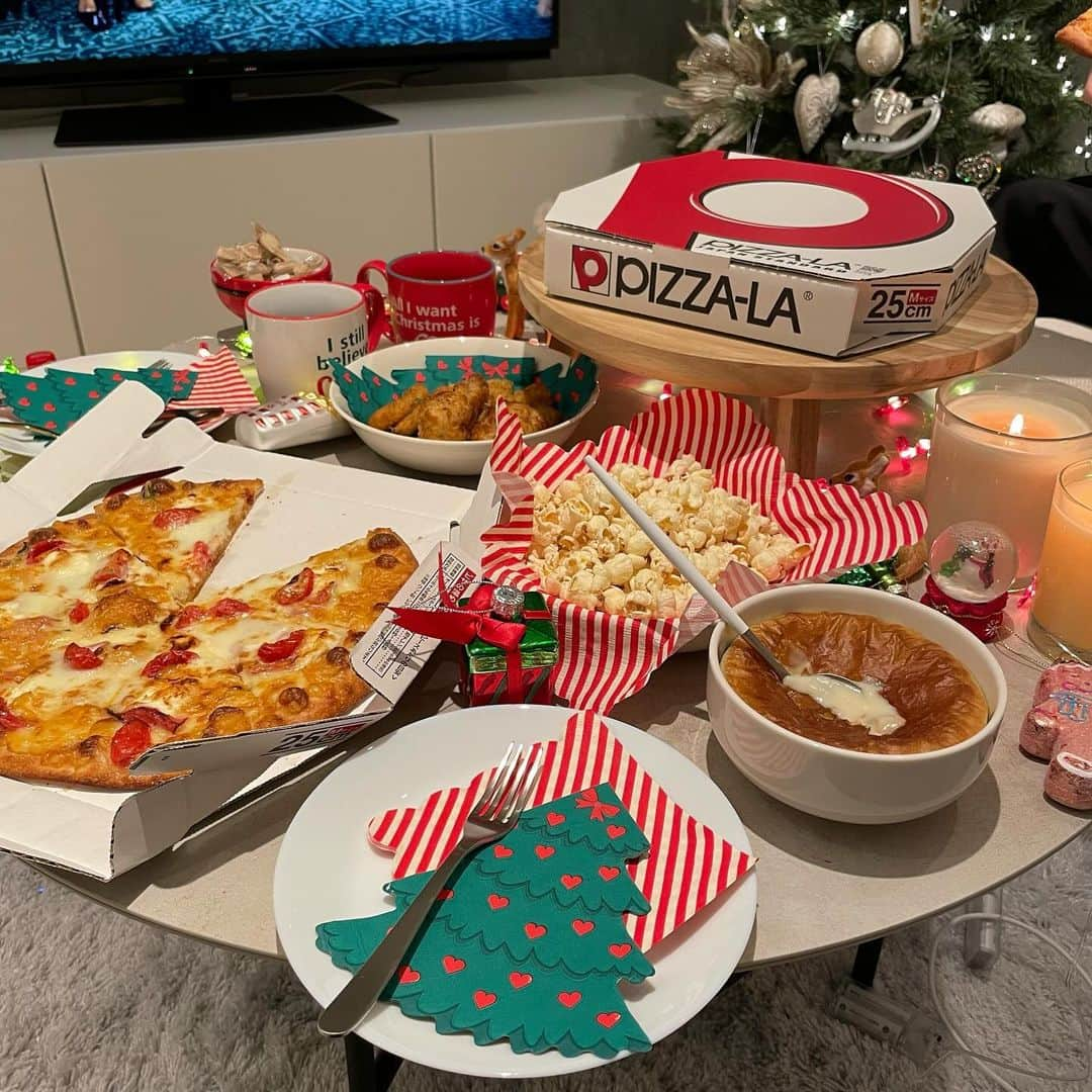 ピザーラさんのインスタグラム写真 - (ピザーラInstagram)「【ピザーラが食べたくなったらコメント欄に🍕を書いてね！】  🍕🎄 \ 11/27（月）より予約開始 /🎄🍕  クリスマスや年末は、ピザーラのご予約がおすすめです👀  しかも今年は公式サイトからご予約いただいた方も 100人に1人無料のチャンスが😍  12/10までにご予約いただいたご注文が対象となります🉐✨✨  詳しくは公式サイトまで📢  今年のクリスマスはピザーラでパーティーしてみてはいかがですか？🎄🥳✨ ご注文お待ちしております！  -———— ピザーラ公式アカウントでは、PIZZA-LAのお得な最新情報をお届けしています🍕  皆さまもぜひピザーラを食べた際には #ピザーラ#ピザーラお届け のハッシュタグをつけて感想を教えてくださいね✨ お写真をご紹介しちゃうかも？😆 投稿、お待ちしています♪  #pizza_la #ピザ #ピザパーティー #ピザパ #ピザ屋 #ピザ好き #ピザ好きな人と繋がりたい #ピザ屋さん #宅配 #宅配ピザ #クリスマス #クリパ #お得情報」11月28日 19時58分 - pizza_la_official