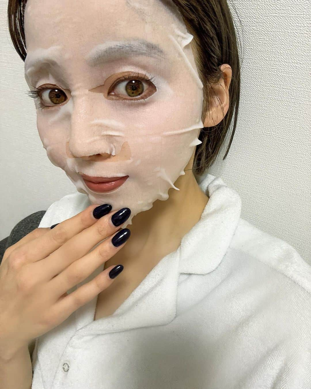 高橋野乃子さんのインスタグラム写真 - (高橋野乃子Instagram)「． 歳はとっても肌をほめてもらうことは増えました👩‍🔬笑  365日パックを使うわたしのおすすめに 新入りした @lululun_jpの ルルルンプレシャスGREEN🤍 化粧水の代わりに毎日使うから、 最近の朝の必需品！！ 貼っておくだけだからながらで、 アイロンとかしてる。笑  年々肌は気になるところが増えていくから… スキンケアは、怠らずに 1番かけていきたいところです。  ほんとに、いいと聞いたものは 全部！試してみてる！！！！笑  パック後のケア（美容液やクリーム）は いつも通り行ってます♡  #PR #ルルルン #化粧水フェイスマスク #パック #肌荒れを防ぐ」11月28日 18時31分 - _nonstyle_