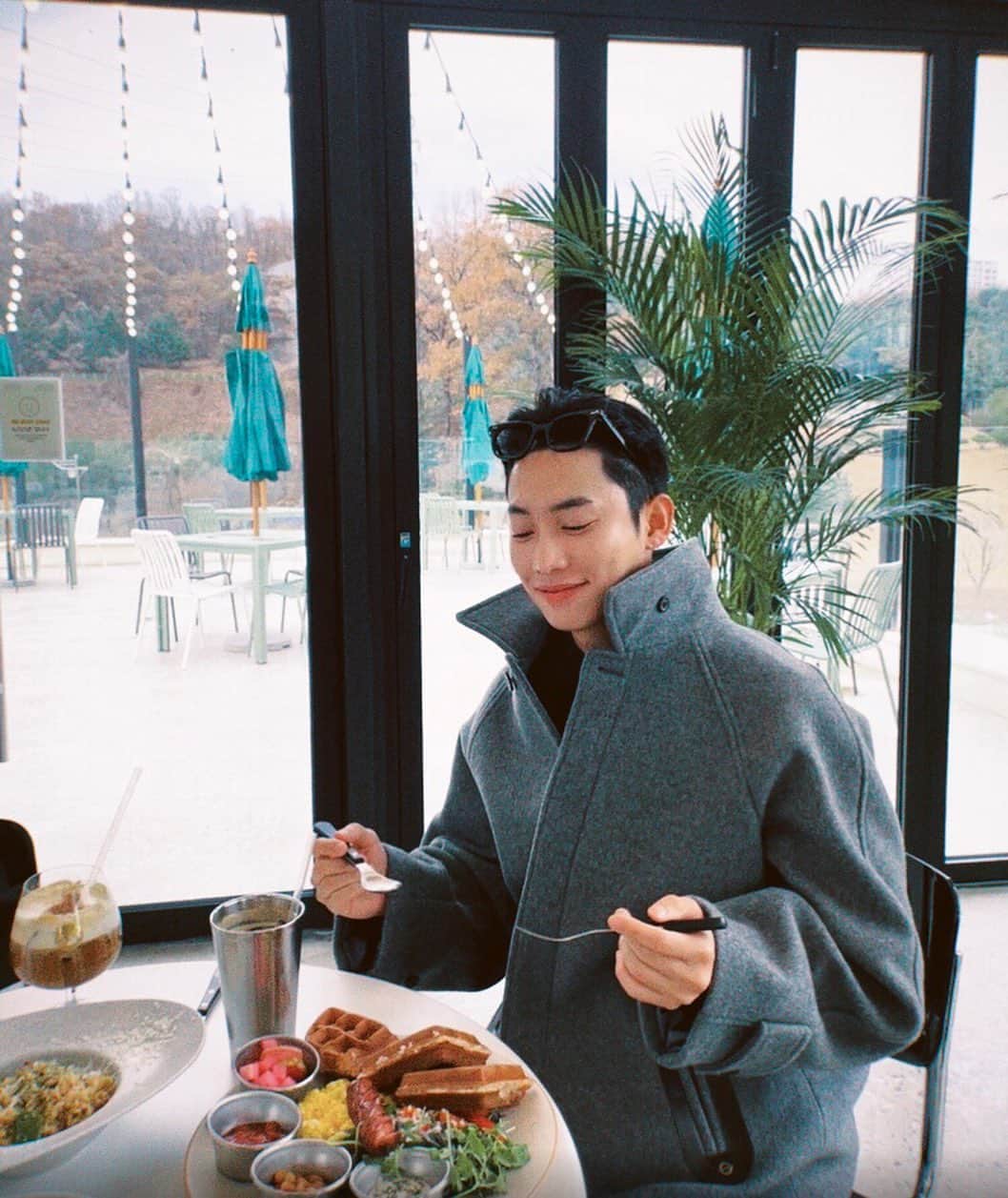 クォン・シヒョンのインスタグラム：「필카들고 동네 브런치카페 맛집 나들이 :)」