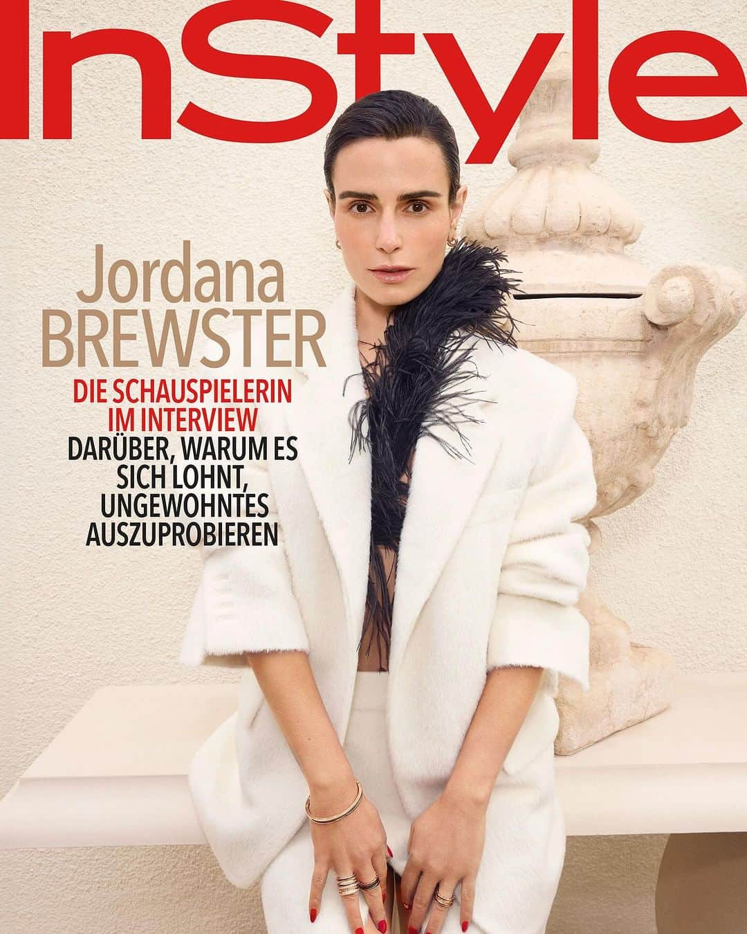 ジョーダナ・ブリュースターのインスタグラム：「@JordanaBrewster ist unser digitaler Coverstar im Dezember! 🤍🖤 Auf 14 Seiten zeigt sie in unserer aktuellen Ausgabe zeitlose Looks in klassischer Schwarz-Weiß-Kombi. Wer hat die Schauspielerin schon gespottet? 📸 . Photo @miguelreveriego Hair @marandahair Make-up @ozzysalvatierra Styling @lynnsstyle Styling Assistant @maraluisa.lettieri  Producer @circadianpictures Special thanks to the amazing @thepeninsulabh . #instyle #instylegermany #jordanabrewster #fashion #fashioneditorial」