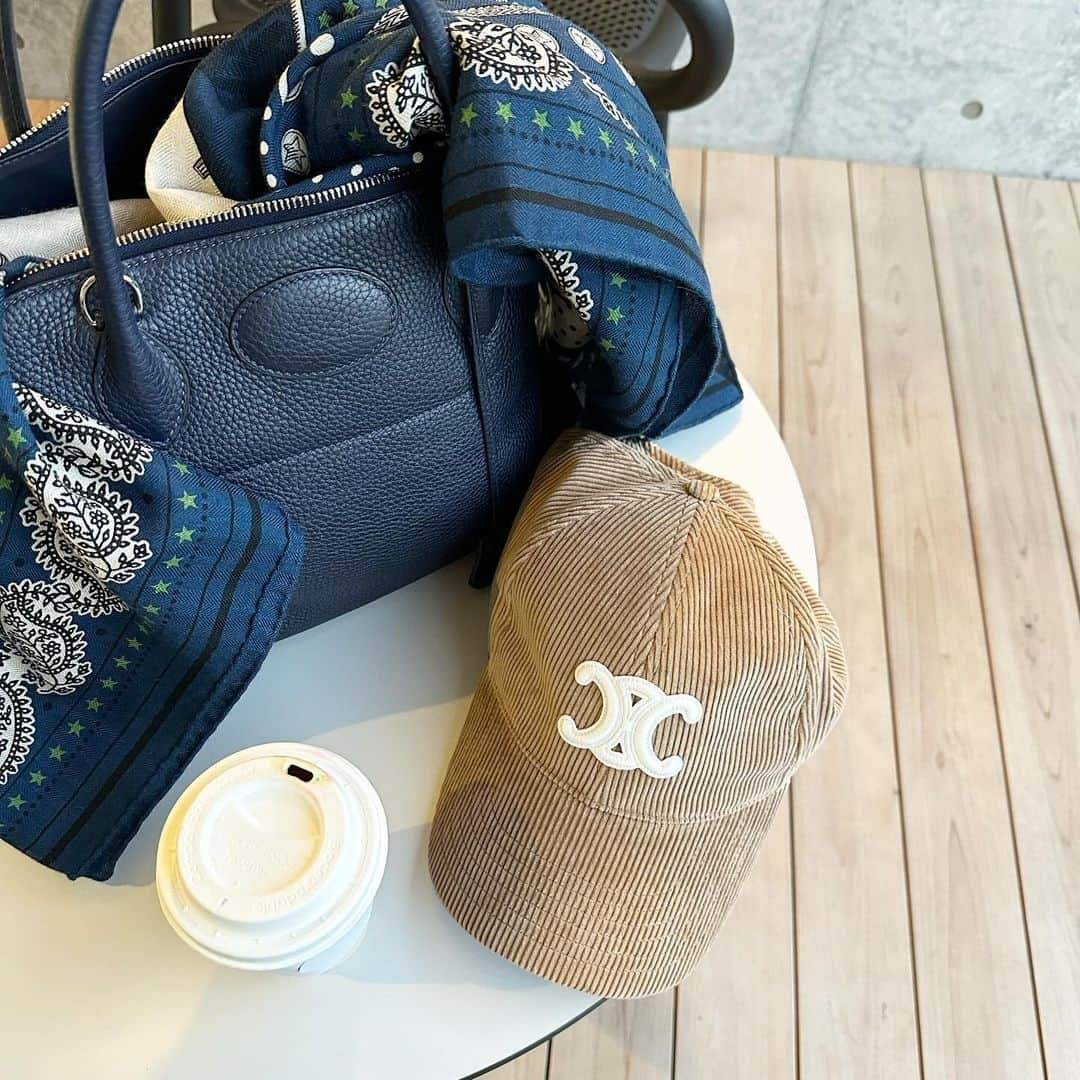 kyoco_ococのインスタグラム：「秋冬カラーな小物たち🧢 と最近追加したコスメ💄  cap @celine bag/stole @hermes」