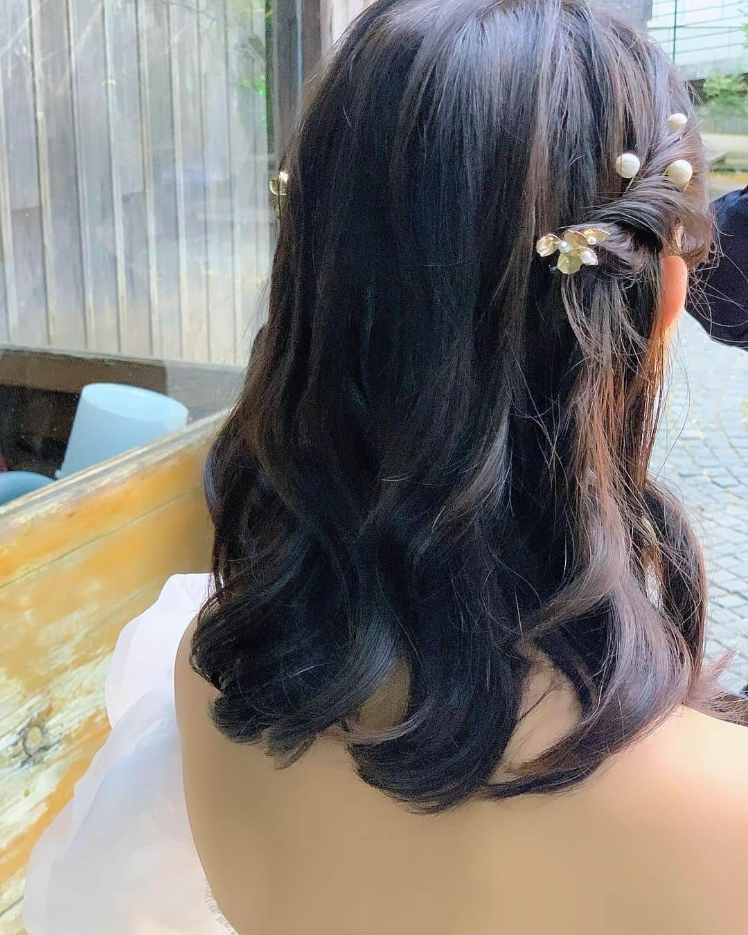 ウェディングヘアメイクルーチェさんのインスタグラム写真 - (ウェディングヘアメイクルーチェInstagram)「披露宴ヘアアレンジ  披露宴アレンジはハーフツインにチェンジ✨  パールをポイントにつけて かわいくアレンジ💕  Lego好きの花嫁さまの ブーケも個性的でかわいい😍　 　　 　  プロデュース　@cherish.wedding   💄　@wedding_luce #ルーチェNaomi  　  ✨ルーチェからのサンクスプレゼント✨  ルーチェにて 挙式ヘアメイクもしくは 撮影ヘアメイクをお申し込み花嫁さまへ  アクセサリー2点レンタル&新郎さまメイク をプレゼントさせていただきます。  ※2023年12月末までに お申し込み花嫁さま対象  お申し込み時に「フォロワープレゼント」と お知らせくださいね✨  ＊＊＊  #ブライダルヘアメイク #出張ヘアメイク#持ち込みヘアメイク#ウェディングヘアメイク#花嫁ヘアメイク#ウェディングヘア」11月28日 18時26分 - wedding_luce