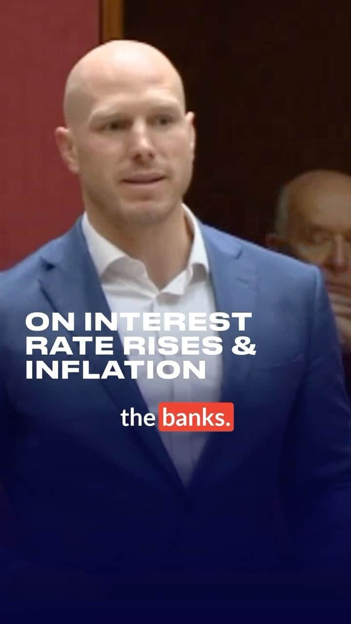 デビッド・ポーコックのインスタグラム：「Mortgage repayments & rents are going through the roof while the RBA signals its intention to continue increasing interest rates.  Surely there’s a better way to cool the economy without pulling cash out of the pockets of Australians and pouring it into the coffers of the banks.」