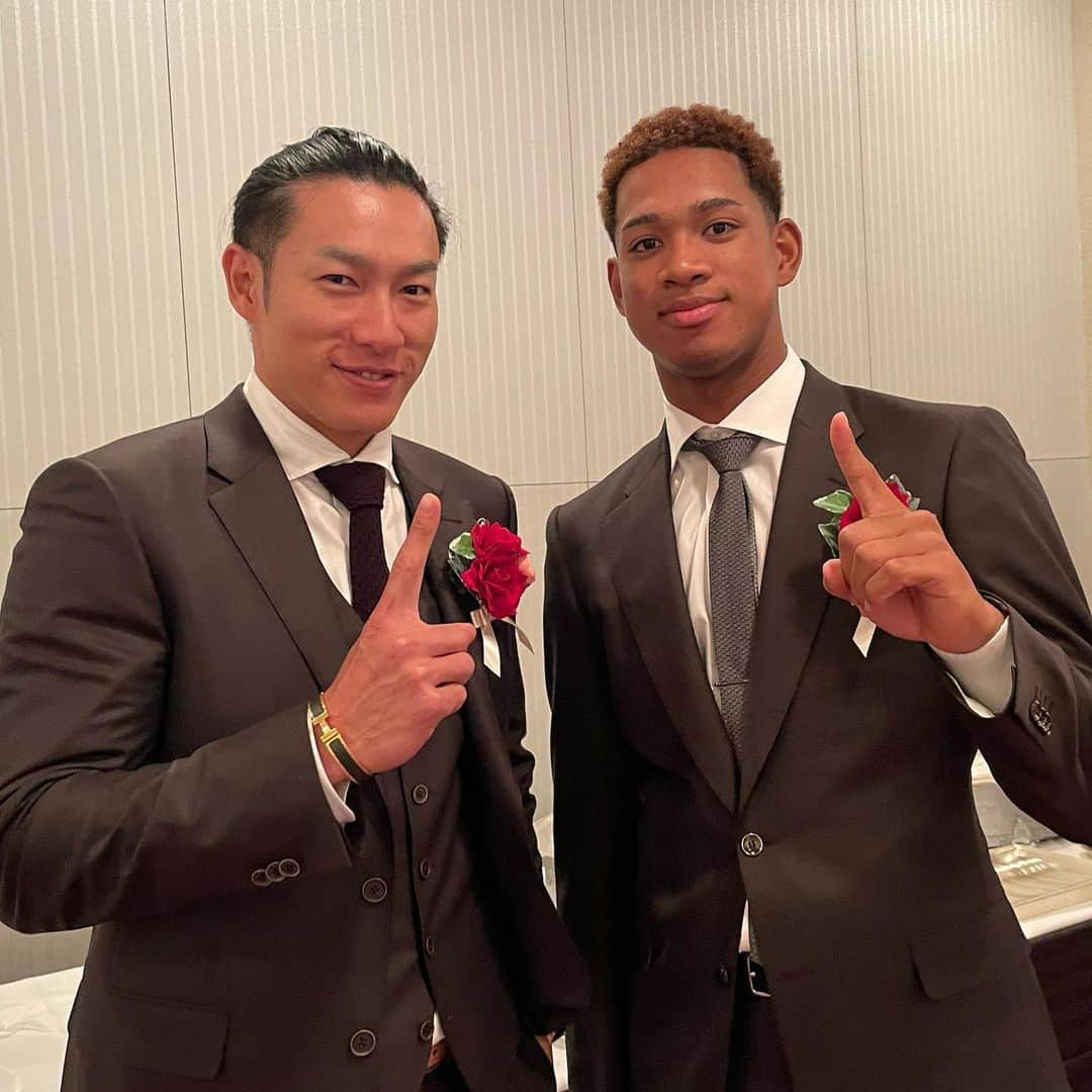 福岡ソフトバンクホークスのインスタグラム：「#npbawards2023 #柳田悠岐 #万波中正 選手 #北海道日本ハムファイターズ #oneグローブ #って入れといて #2023年11月28日 #softbankhawks #ホークス #sbhawks」