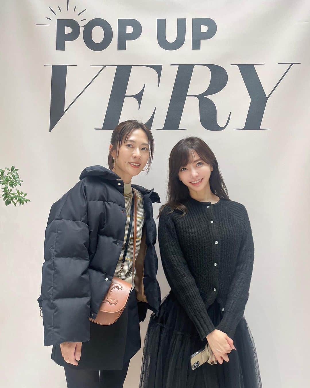 高村凛のインスタグラム：「ゆりなとpop up YERY 🖤  @yurinow   素敵なお洋服がいっぱいだった🖤  ご招待ありがとうございました🤍  この日のお洋服はシェリエ @sheller_official  @sheller_snap   ふわふわチュールスカートがレディな気分になります🖤🤍  @veryweb.jp   #very #veryfestival  #popupvery #sheller」