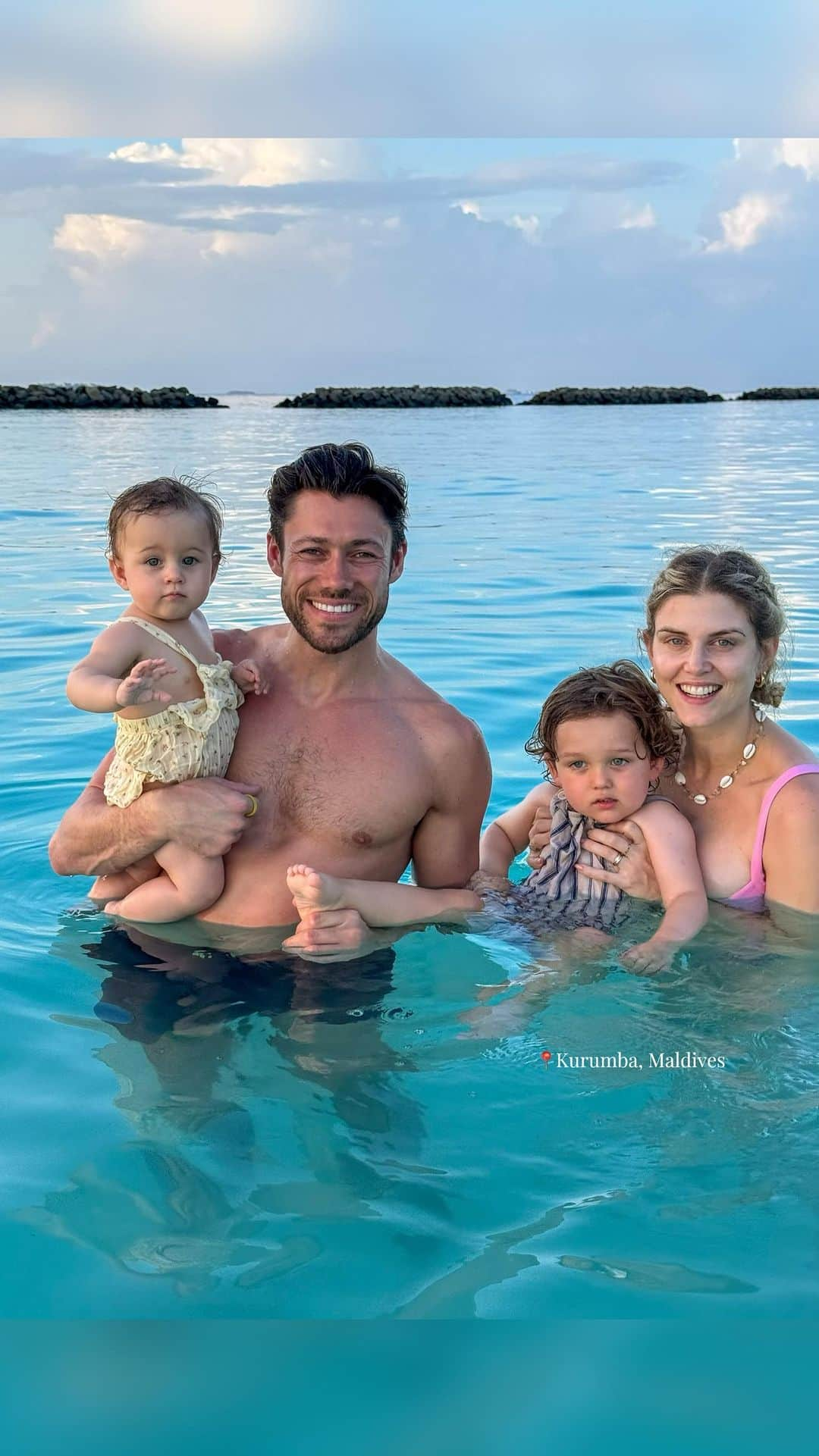 Ashley Jamesのインスタグラム：「As I sit with my heater on in my room, our family holiday already feels like a distant memory, but I really wanted to share more about the second part of our trip.  So we got the 90 minute boat back from Kuramathi to Male and then it was just a 5 minute boat ride to our new destination: Kurumba.  Kurumba was really different to anywhere else I’ve stayed in the Maldives in that it’s very close to Male so you can see the mainland from one side of the island. But that actually provided really useful for us when nana needed to go to hospital (she’s absolutely fine now). It made me think how useful it would be for anyone who needed or wanted to be close to a hospital.  This was definitely the more ‘chilled’ part of the trip in that we didn’t do as many activities- although there was lots on offer. We spent all our time with the Littles swimming in the pool, at the Kids Club or by the beach.  The beach was my favourite part of the island, or even possibly the whole trip! At sunset there was the most epic orange glow, there was an outdoor bar, and we spent so much time in the sea watching the most beautiful sunsets.   We never left the kids at the kids club but it was still really nice to be able to go and chill there with Alf!   Tommy and I got a very rare date - going kayaking along the island! That was so special!  anyway, let me know if you have questions as I’d be very happy to answer - about any of our trip!  As always I’m falling asleep so must get some sleep as Ada will have me up at 4am. That’s the one rubbish part about going away - the jet lag on return with Ada. But I’d do it all again to experience all of this again.   📍@kurumba_maldives AD discounted stay」