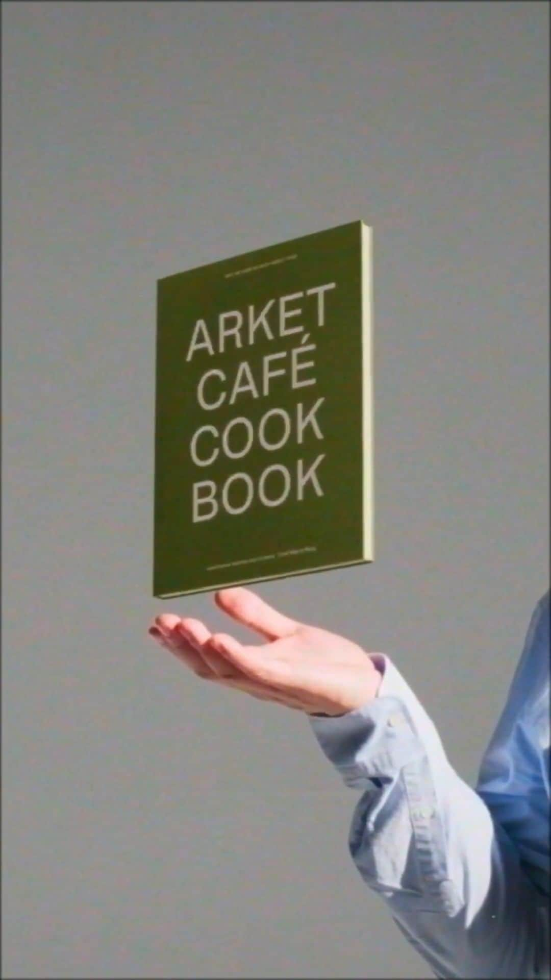 ARKETのインスタグラム：「First published in 2021 and back by popular demand, the ARKET Café Cookbook is an invitation to creative vegetarian and vegan everyday cooking. Emphasising the natural seasonality of the New Nordic food philosophy, it features easy-to-make recipes created by our head chef, Martin Berg – including coffee drinks and sweet treats – it’s the perfect gift for everyone on your list: link in bio. - #ARKET #ARKETcafe」