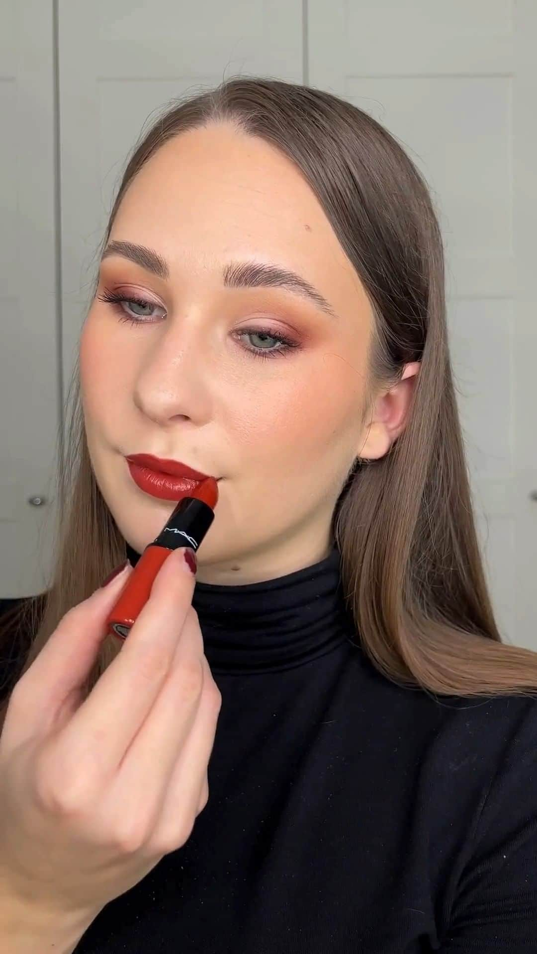 M·A·C Cosmetics Deutschlandのインスタグラム：「#TRENDTUESDAY! #ExtraChili 🌶Von den 90er Lip Looks bis zum herbstlichen Ziegelrot auf Braunbasis - mal glamourös, mal grungy. 🌶💄 Diese Produkte brauchst Du für den #MACTrend:  🌶 Colour Excess Gel Pencil (Nudge Nudge Ink Ink) 🌶 Powder Kiss Eyeshadow (Devoted to chilli) 🌶 Eyeshadow (Tete a Tint) 🌶 Lip Pencil (Mahoghany) 🌶 Lustreglass Lipstick (Chili Popper)  @mua.sarahhffmnn」