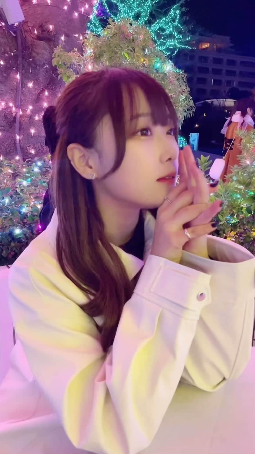 のインスタグラム：「あと日曜日が4回来たらクリスマスだって…🫣まだ、予定空いてる、？ この動画TikTokで好評だったからリールにも🫶🐰」