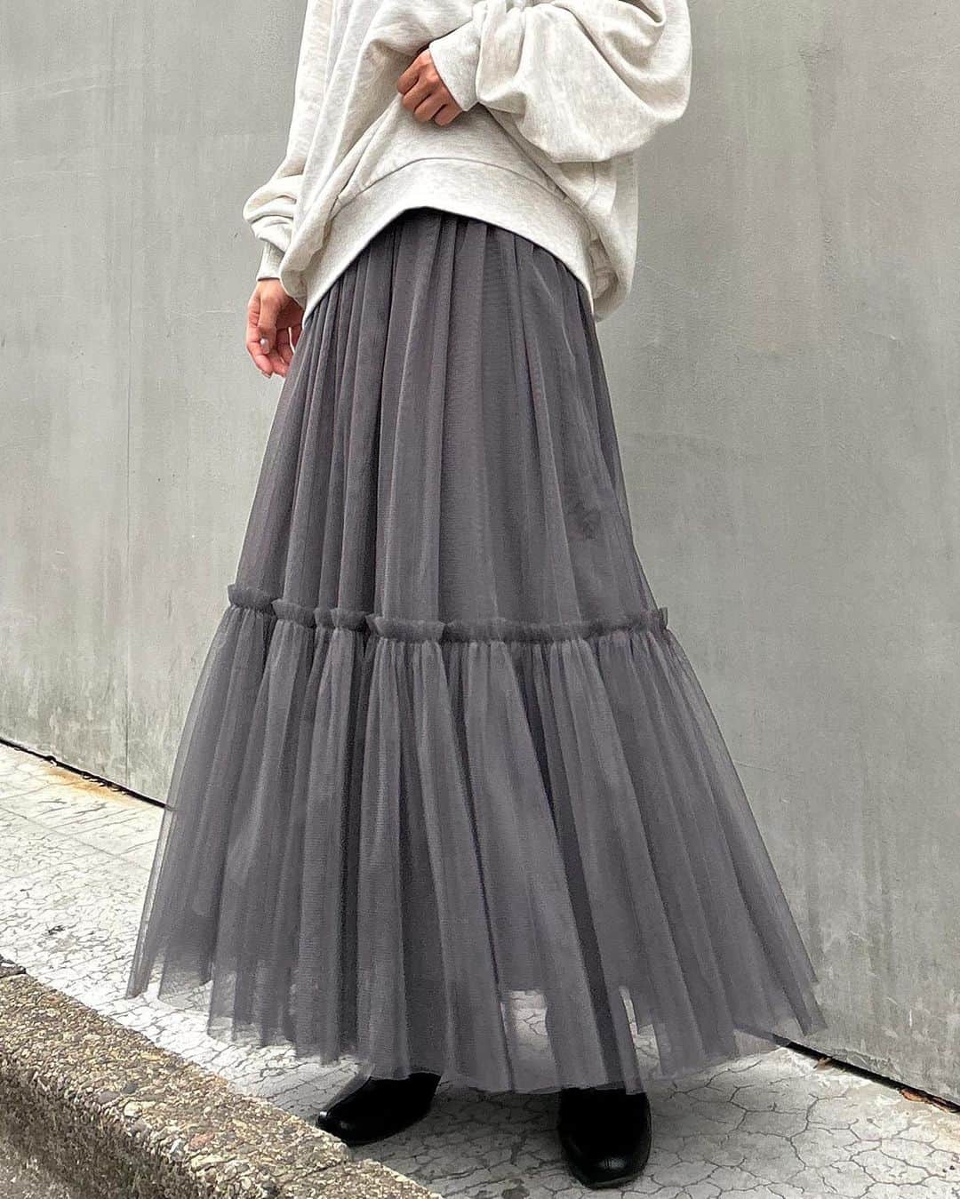 のインスタグラム：「【 recommend item 】 ⁡ ⁡ ⁡ ⁡ 〈WEB限定アイテム〉 ⁡ ⁡ #チュールティアードスカート 品番:1999-300003 ¥4,290 (tax in) ⁡ ⁡ 大人気のチュールスカート🪡 ⁡ 裾にかけて綺麗に広がるAラインのシルエットで 存在感のあるフェミニンな印象に♡ ⁡ 切り替えのデザインがあることで ボリューム感が出て高見え効果も間違いなし◎ ⁡ 大人可愛いスウェットで合わせた きれいめカジュアルなコーデはもちろん ニットカーディガンなどで合わせても可愛いです。 ⁡   ⁡  ┈┈┈┈┈┈┈┈┈┈┈┈┈┈┈┈┈ ┈┈┈┈┈┈ ⁡ ⁡ 〈INGNIコーデを大募集♡〉 @ingnistoreと#ingniコーデ のタグをつけて投稿していただいた方の中から、随時公式アカウントにてご紹介させていただきます‼︎ ⁡ #INGNI #2023aw #スカート #ロングスカート #チュール #チュールスカート #ティアードスカート #スカートコーデ ⁡ ⁡」